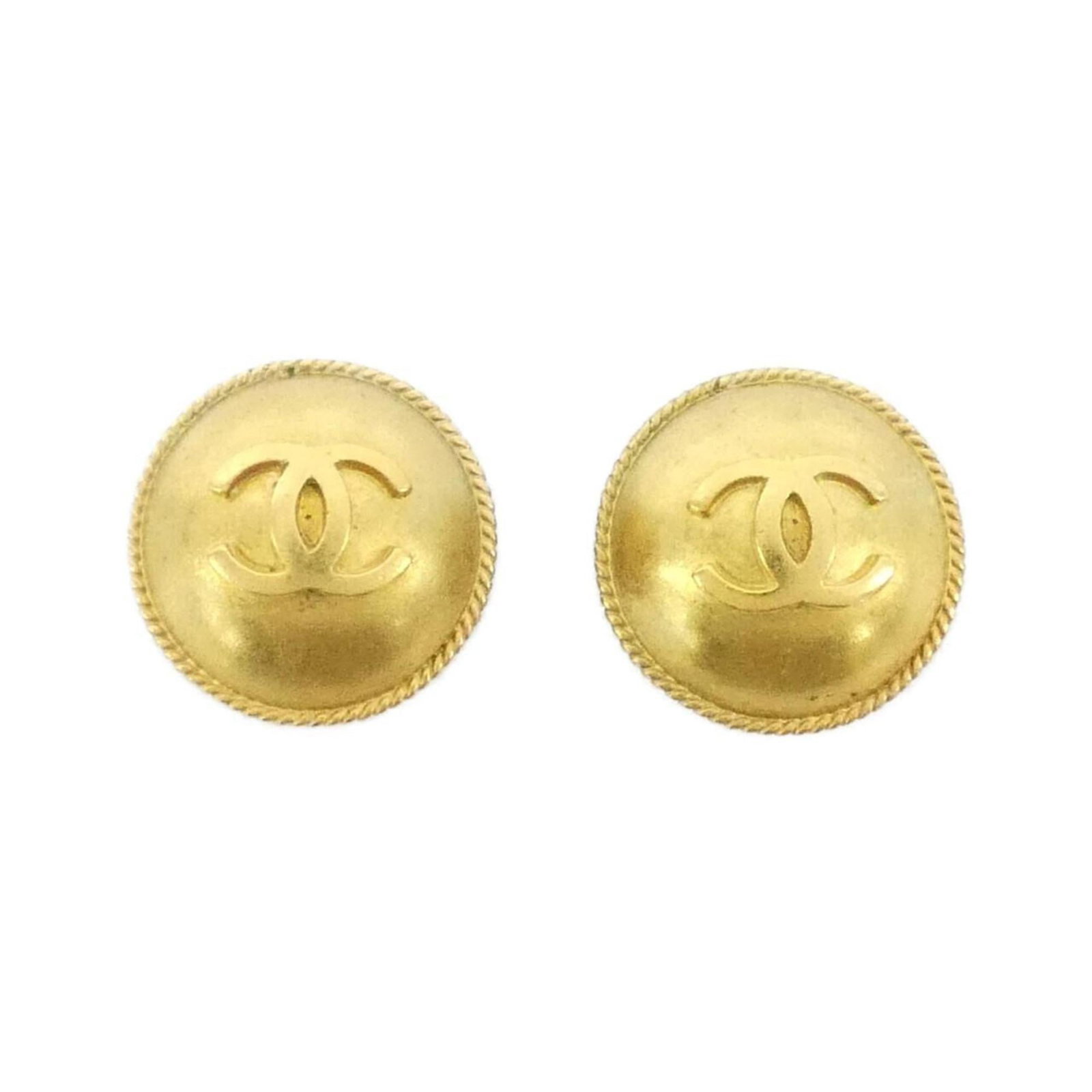 Earrings Chanel Clip: Earrings Chanel Clip Chanel Clip Earrings in gold, measuring 23.00mm x 23.00mm; condition is used (acceptable) with visible traces of usage and some damages. Item Specifics: Brand: Chanel Type: Clip E