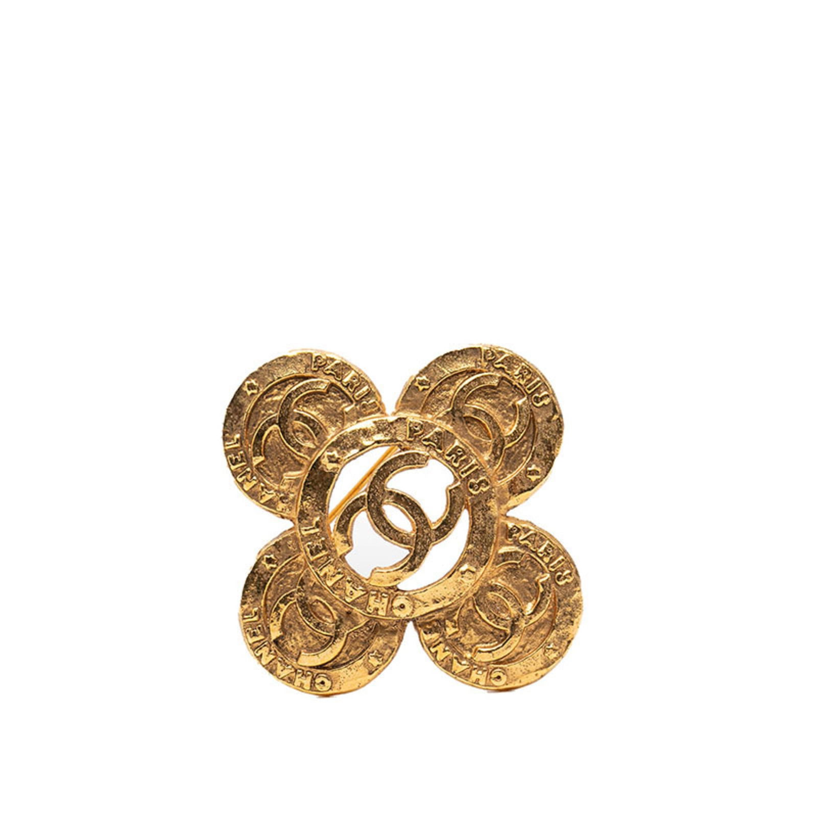 Plating Chanel Brooch Gold: Plating Chanel Brooch Gold Chanel brooch made of gold plating, measuring 4.98cm x 4.85cm, in good condition with traces of usage. Item Specifics: Brand: Chanel Type: Brooch Gender: Women Material: