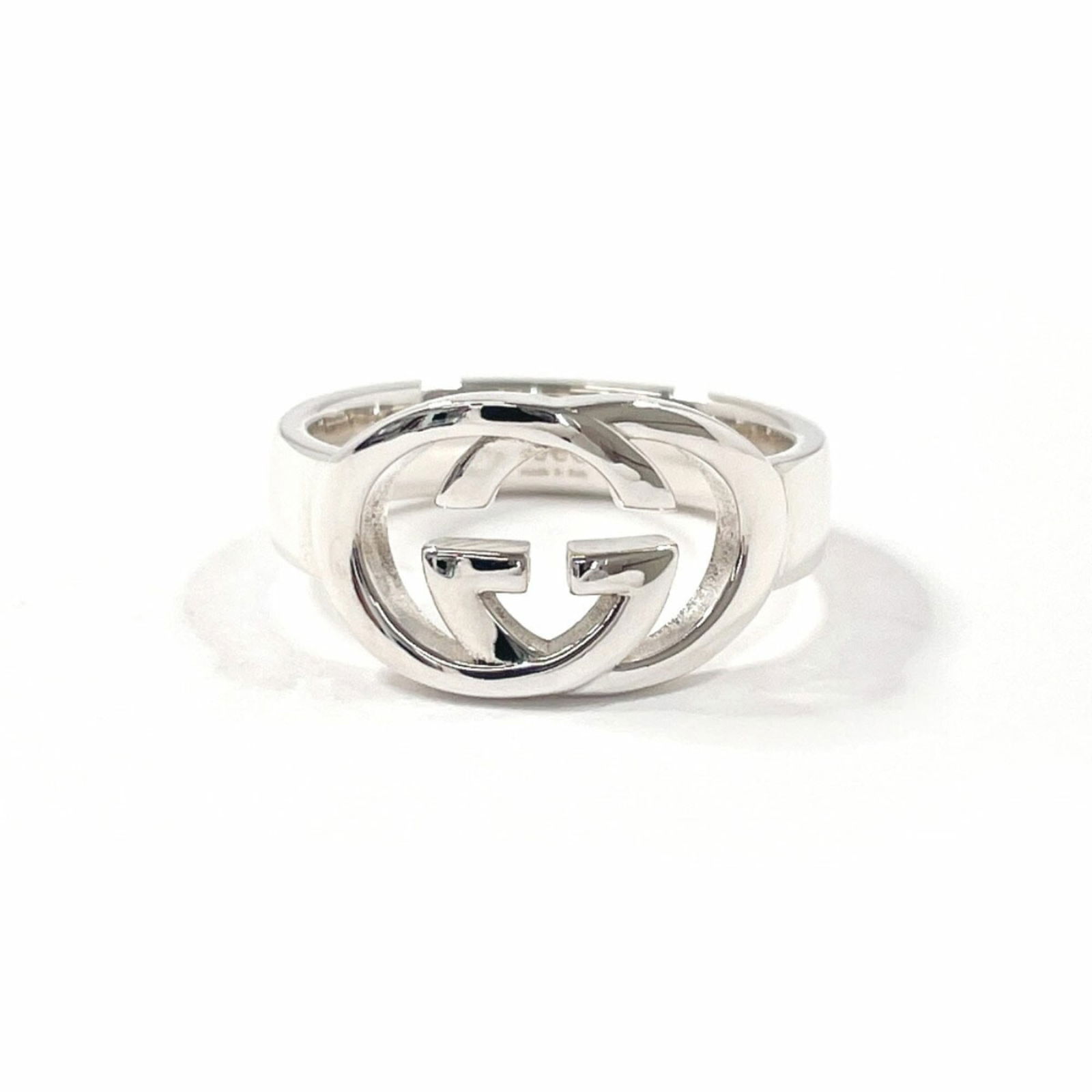 Silver 925 Gucci Band Ring: Silver 925 Gucci Band Ring Gucci men's band ring crafted from Silver 925, size 7.5, in very good used condition with minor scratches. Item Specifics: Brand: Gucci Type: Band Ring Gender: Men