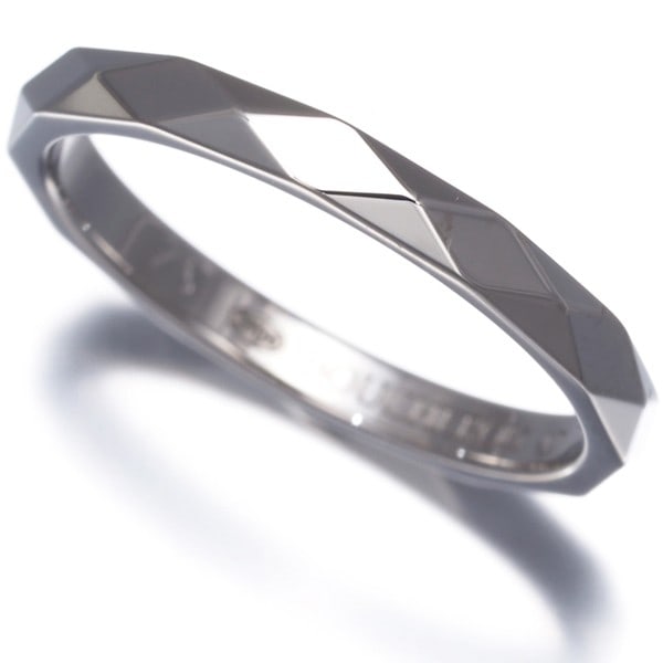 Boucheron Facette Medium Ring Eu61 950 Platinum: Boucheron Facette Medium Ring Eu61 950 Platinum Boucheron's Facette medium ring, made of 950 platinum, is a classic design without a stone, available in EU61 size. Item Specifics: Country Of Origin: F