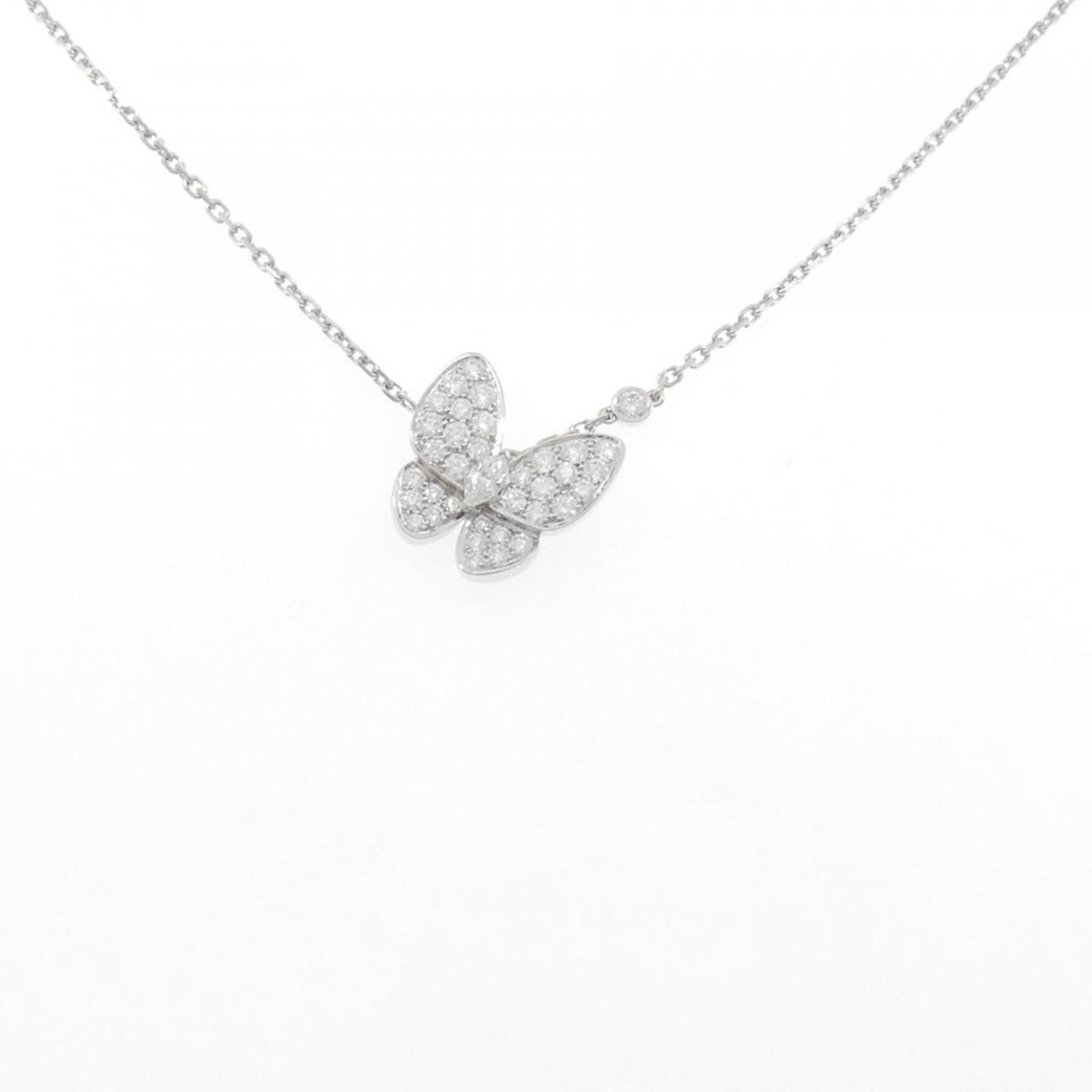 Van Cleef & Arpels de Papillon Necklace: Van Cleef & Arpels de Papillon Necklace Van Cleef & Arpels de Papillon necklace in 18K white gold with a diamond pendant, neck circumference adjustable between 41 cm and 45 cm, in very good used condi
