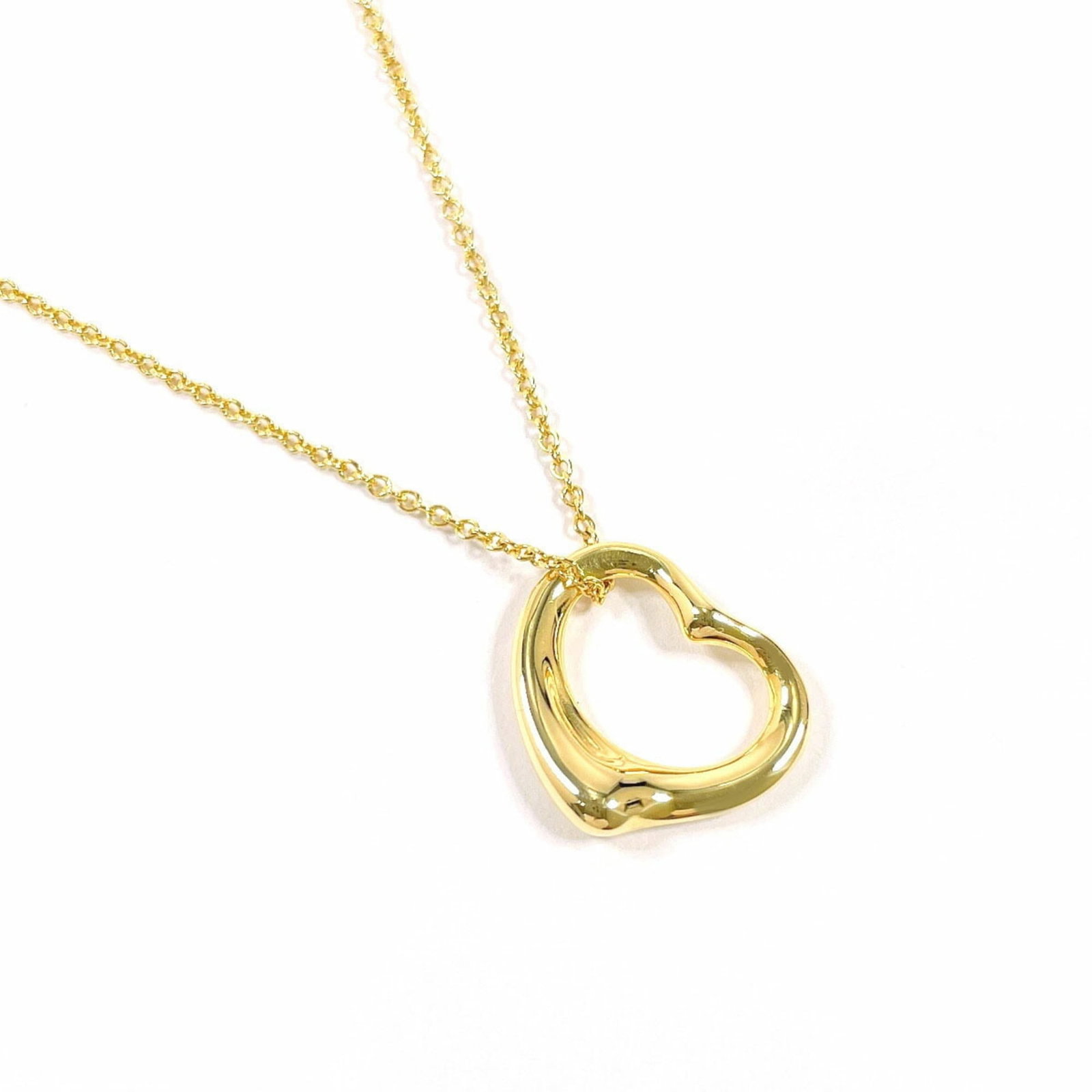 Tiffany & Co. Elsa Peretti Heart Necklace 18K Yellow Gold for Women: Tiffany & Co. Elsa Peretti Heart Necklace 18K Yellow Gold for Women The Tiffany & Co. Elsa Peretti Heart Necklace is made from 18K yellow gold, has a neck circumference of 40.5 cm, and a pendant size