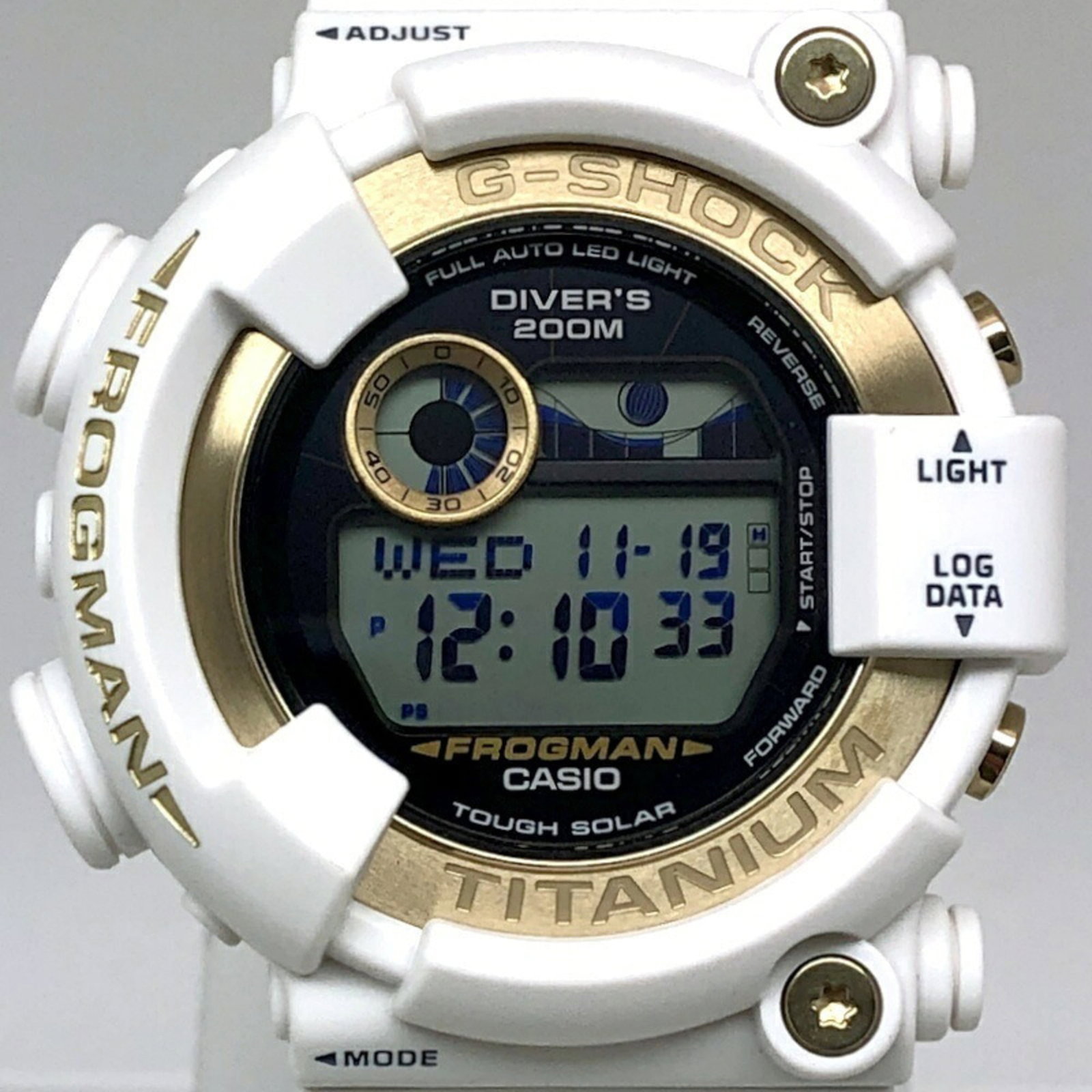 Wristwatch Casio: Wristwatch Casio Casio wristwatch for men in mint condition, featuring a gold case and a white dial, equipped with a backlight. Item Specifics: Brand: Casio Type: Wristwatch Gender: Men Color: Gold, W