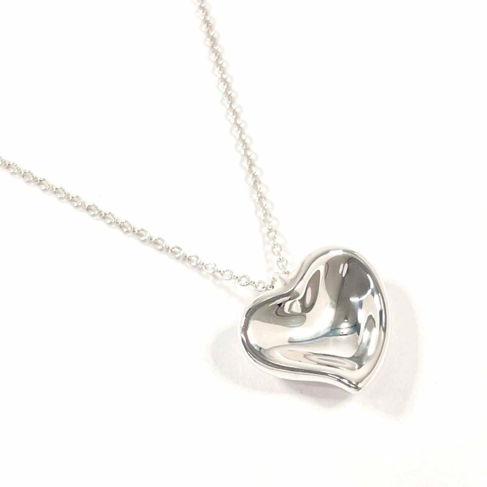 Tiffany Carved Heart Necklace Elsa Peretti in 925 Sterling Silver - TIFFANY & Co.: Tiffany Carved Heart Necklace Elsa Peretti in 925 Sterling Silver - TIFFANY & Co. Tiffany & Co. carved heart necklace by Elsa Peretti, made of 925 sterling silver, 44cm neck circumference, 13mm x
