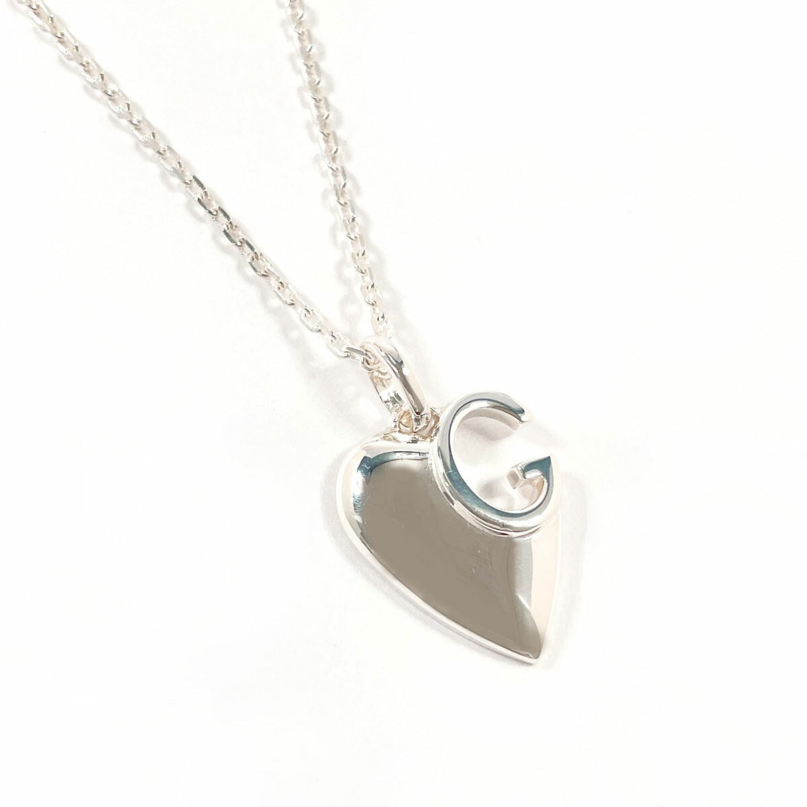 GUCCI G Heart Necklace 233963 J8400 8106, Women's 925 Sterling Silver: GUCCI G Heart Necklace 233963 J8400 8106, Women's 925 Sterling Silver GUCCI G Heart Necklace made of 925 Sterling Silver, designed for women with a neck circumference of 40.5 cm, in very good used con