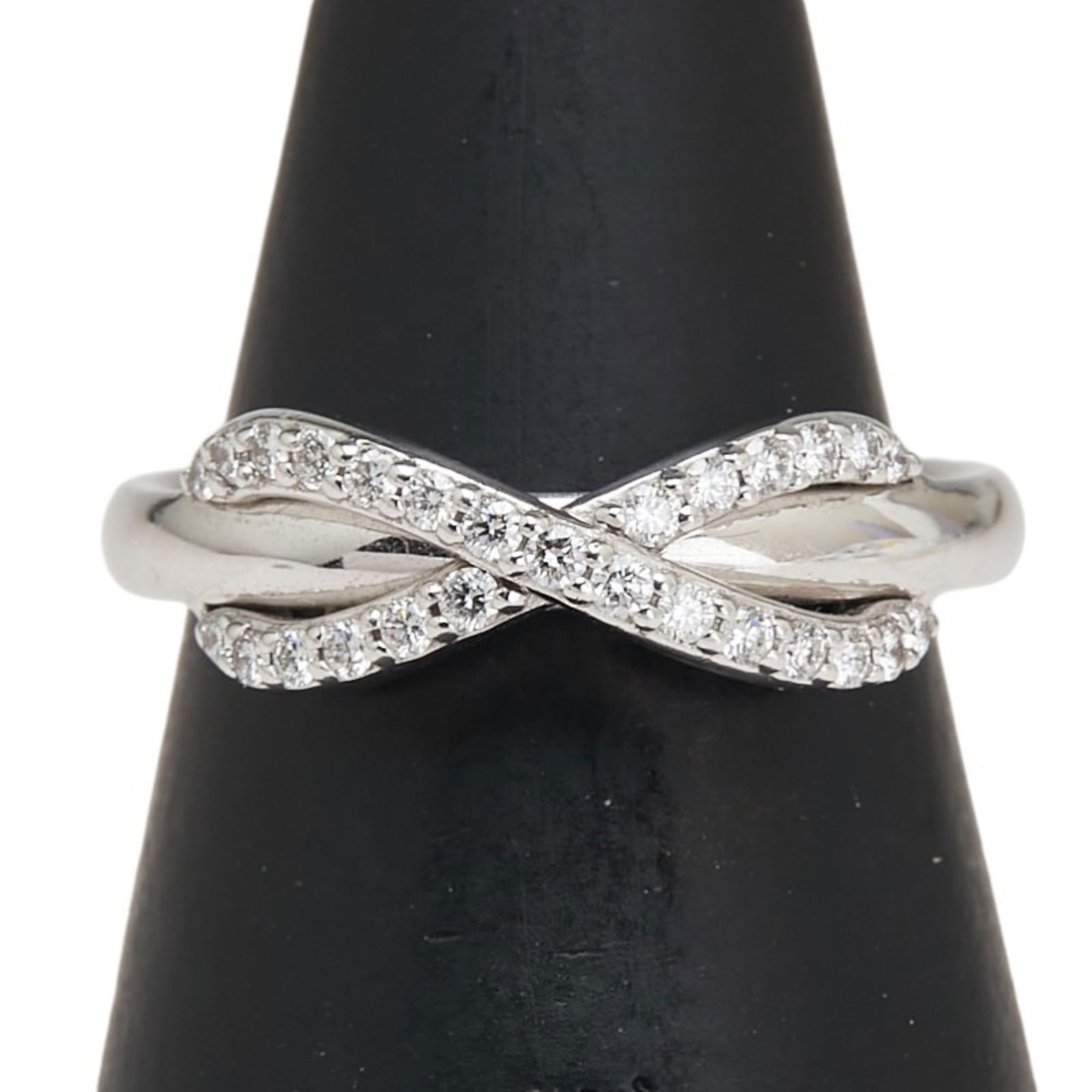 Tiffany 18K White Gold Band Ring: Tiffany 18K White Gold Band Ring Tiffany 18K white gold band ring for women featuring a diamond, US size 4, in very good used condition with minor traces of use. Item Specifics: Brand: Tiffany Type: