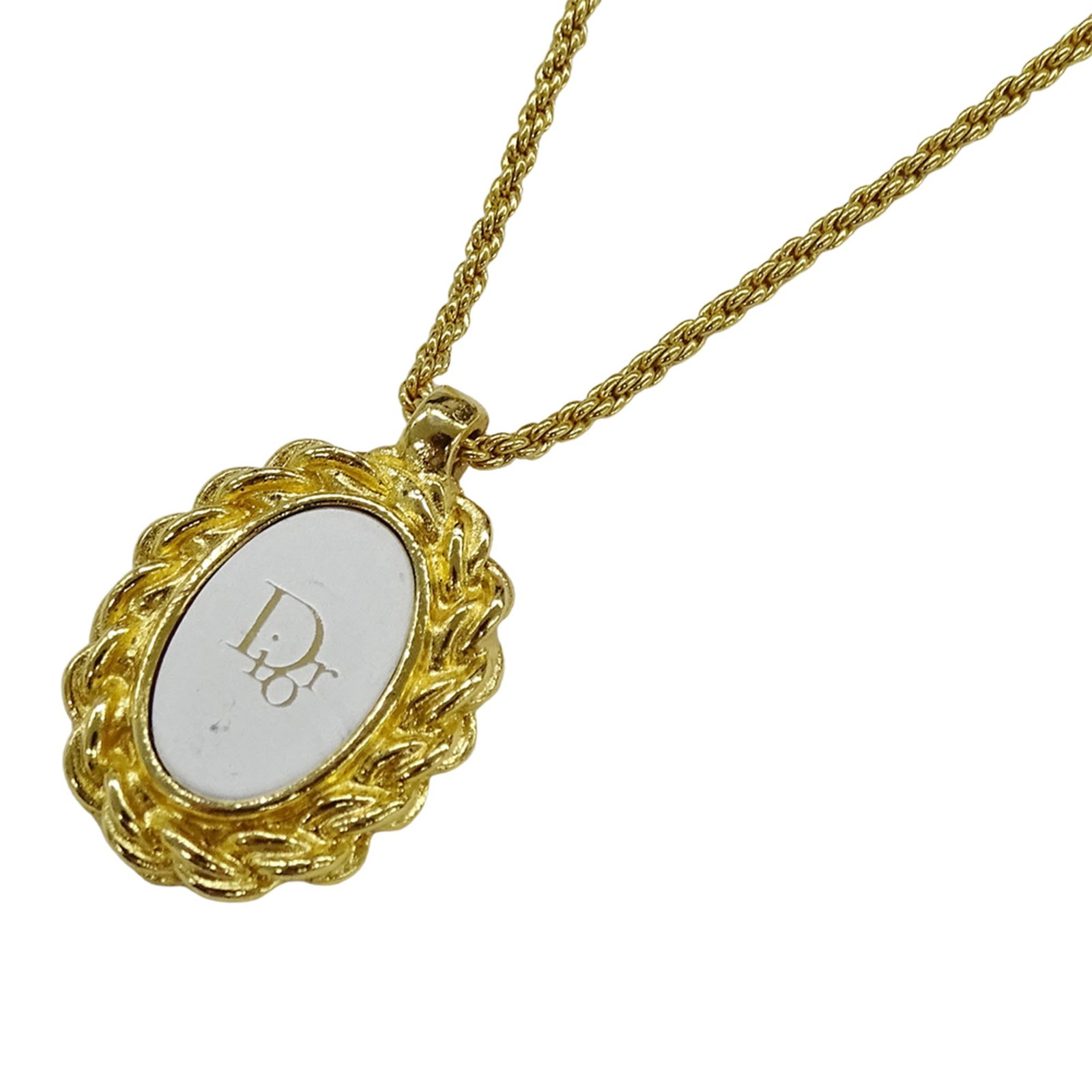 Christian Dior GP Gold Necklace for Women with Brand Logo: Christian Dior GP Gold Necklace for Women with Brand Logo The Christian Dior GP Gold Necklace for women measures 38 to 43 cm in neck circumference and is decorated with the brand logo, in good used