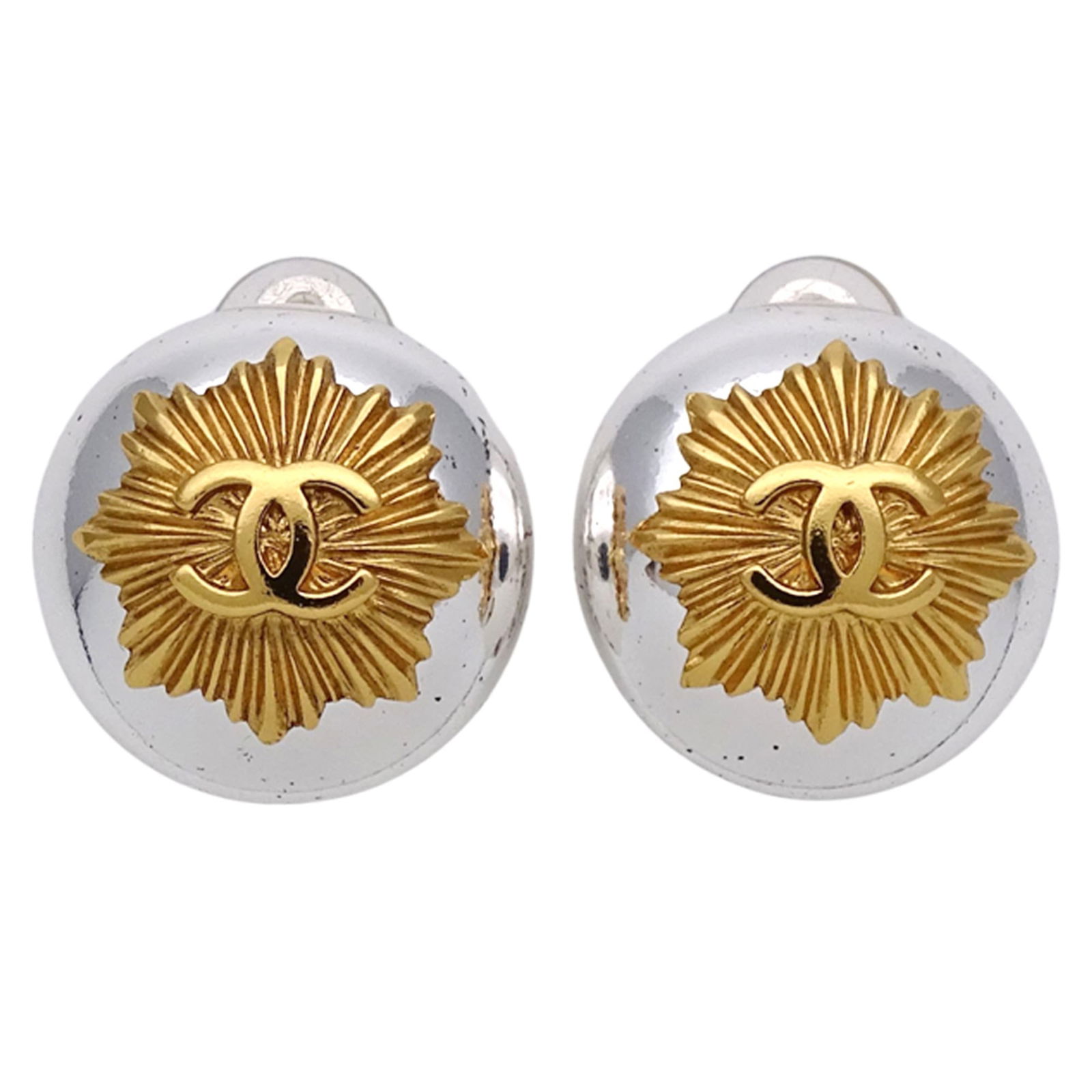 Chanel Gold Plating Clip Earrings, Metal: Chanel Gold Plating Clip Earrings, Metal Chanel clip earrings made of gold plating and metal, measuring 22.00mm x 22.00mm, in good used condition with visible traces of wear. Item Specifics: Brand: