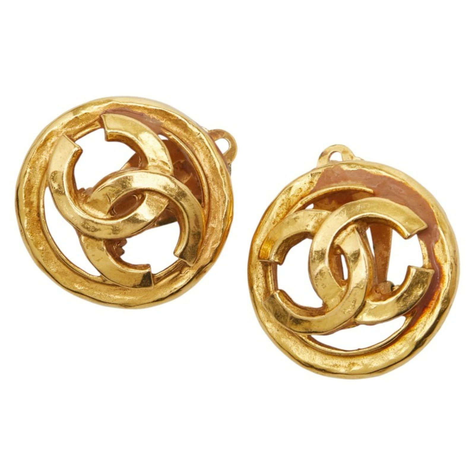 Earrings Chanel Clip: Earrings Chanel Clip Chanel gold clip earrings for women, measuring 26.00mm x 26.00mm, in acceptable used condition with visible traces of usage. Item Specifics: Brand: Chanel Type: Clip Earrings Gend