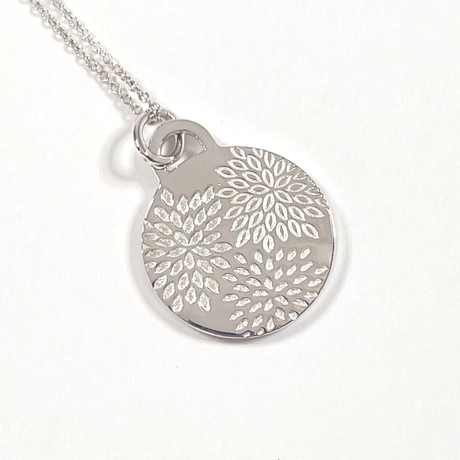 TIFFANY & Co. 2018 GO WOMEN Necklace 925 Silver: TIFFANY & Co. 2018 GO WOMEN Necklace 925 Silver Tiffany & Co. 2018 women's necklace made of 925 silver weighing 5.9g, with a 40.7 cm neck circumference and in very good condition. Item Specifics: Bran