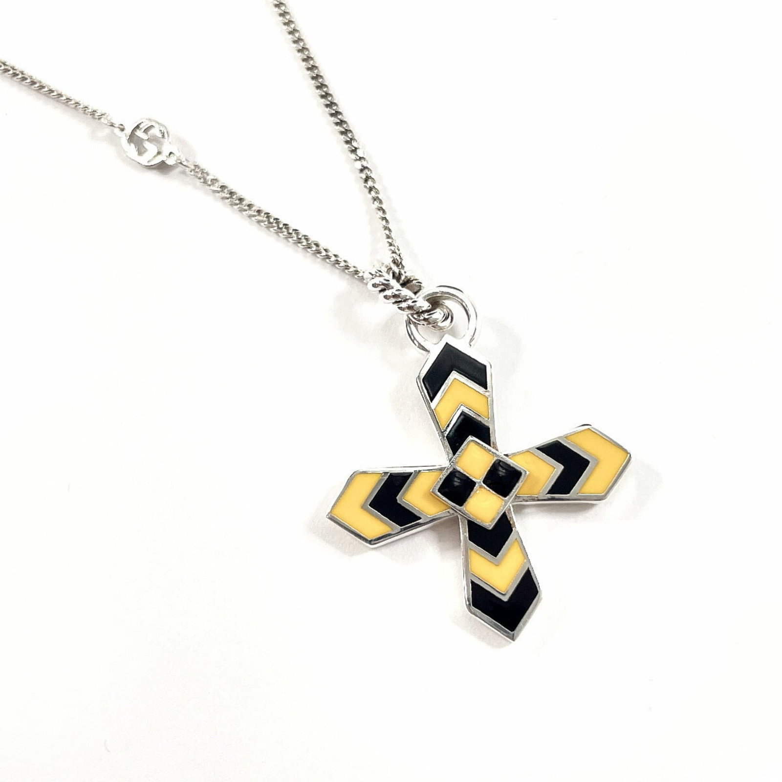 GUCCI Unisex Cross GG Necklace in Sterling Silver: GUCCI Unisex Cross GG Necklace in Sterling Silver Gucci unisex cross GG necklace in Sterling Silver weighs 7.54g and features a neck circumference of 45.5 cm, with a pendant size of 29.2mm x 24.7mm,