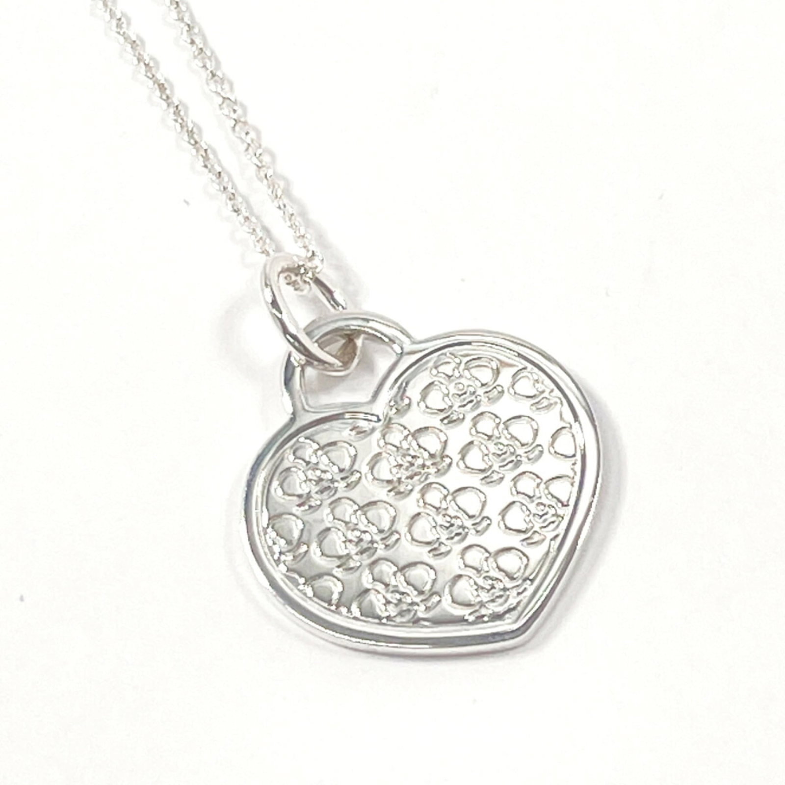 Tiffany & Co. 2016 GO Women's Necklace, 925 Sterling Silver: Tiffany & Co. 2016 GO Women's Necklace, 925 Sterling Silver Tiffany & Co. 2016 women's necklace made of 925 sterling silver, weighing 5g with a neck circumference of 40.5 cm and pendant size of 20.2mm