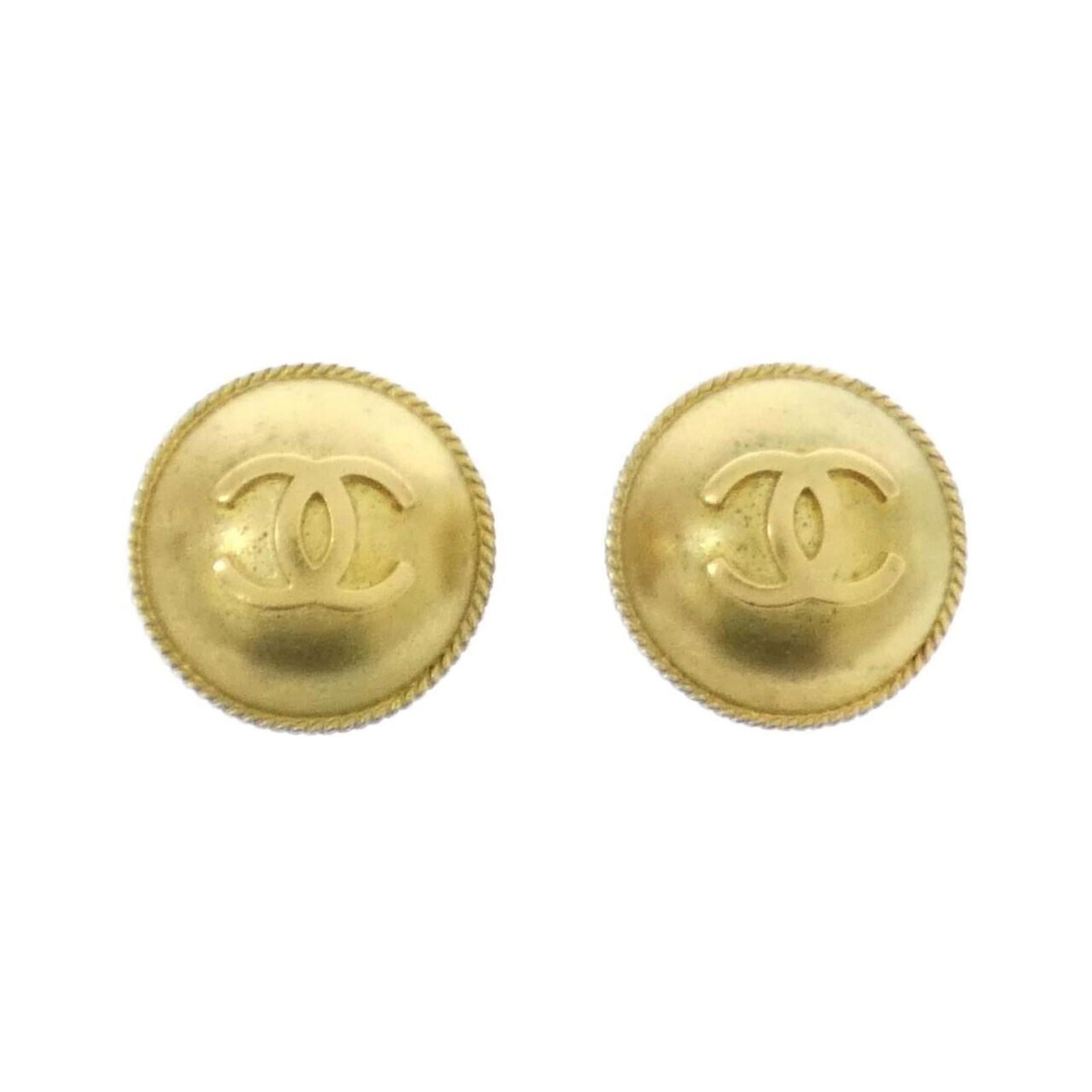 Earrings Chanel Clip: Earrings Chanel Clip Chanel Clip Earrings in gold, measuring 23mm x 23mm, are in very good used condition with minor traces of usage and scratches. Item Specifics: Brand: Chanel Type: Clip Earrings Ge