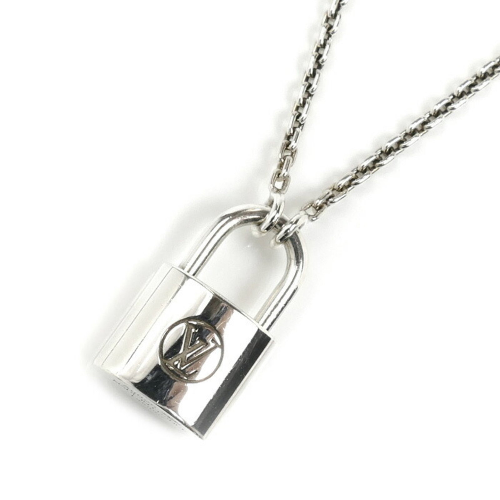 Unisex - LOUIS VUITTON Sterling Silver Lockit Pendant Necklace Q93559 - 8.1g - 50cm: Unisex - LOUIS VUITTON Sterling Silver Lockit Pendant Necklace Q93559 - 8.1g - 50cm This listing features Unisex - LOUIS VUITTON Sterling Silver Lockit Pendant Necklace Q93559 - 8.1g - 50cm. Item spec