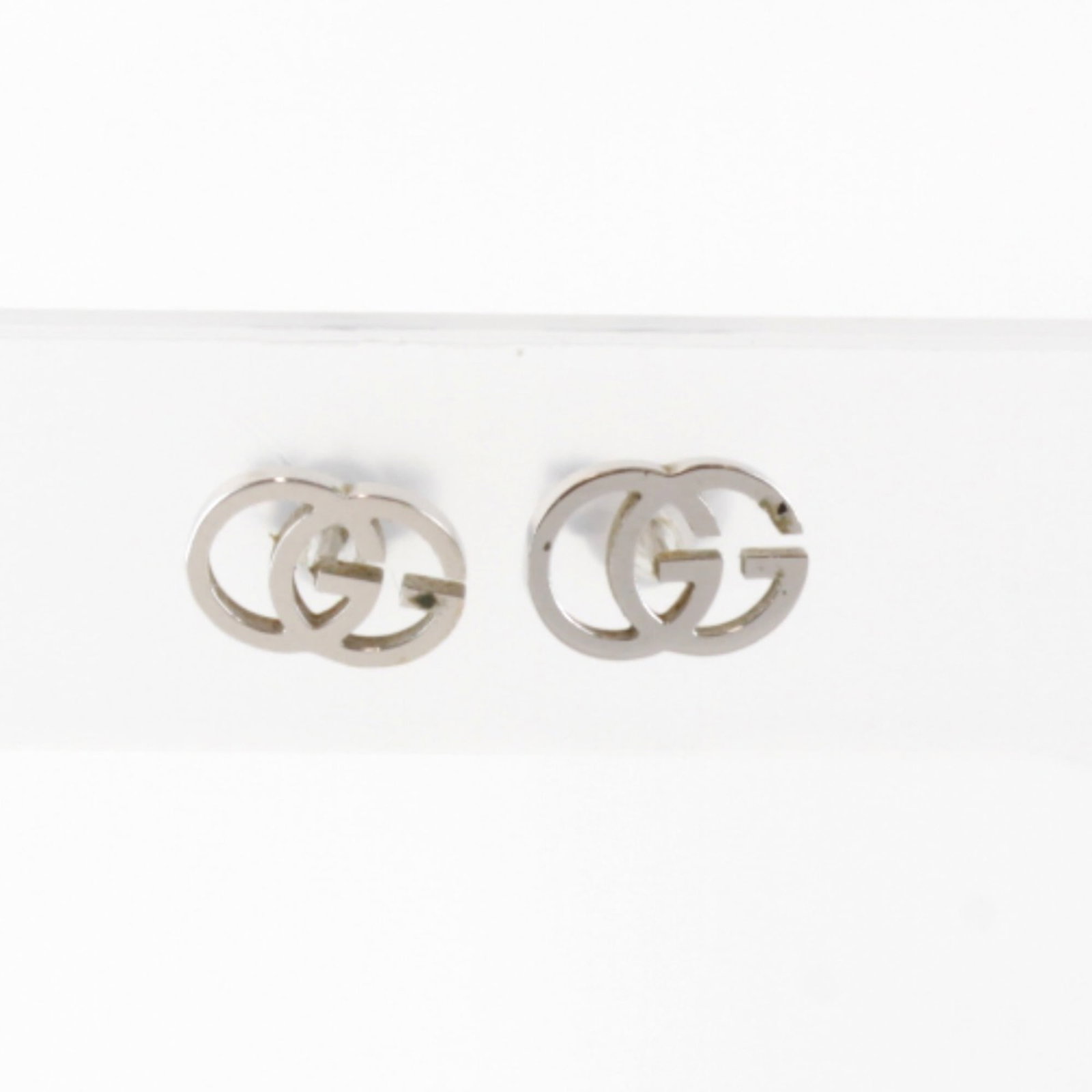 White Gold (18K) Gucci Stud Earrings: White Gold (18K) Gucci Stud Earrings This listing features White Gold (18K) Gucci Stud Earrings. Item specifics are provided below. Item Specifics: Brand: Gucci Type: Stud Earrings Gender: Men,Women M