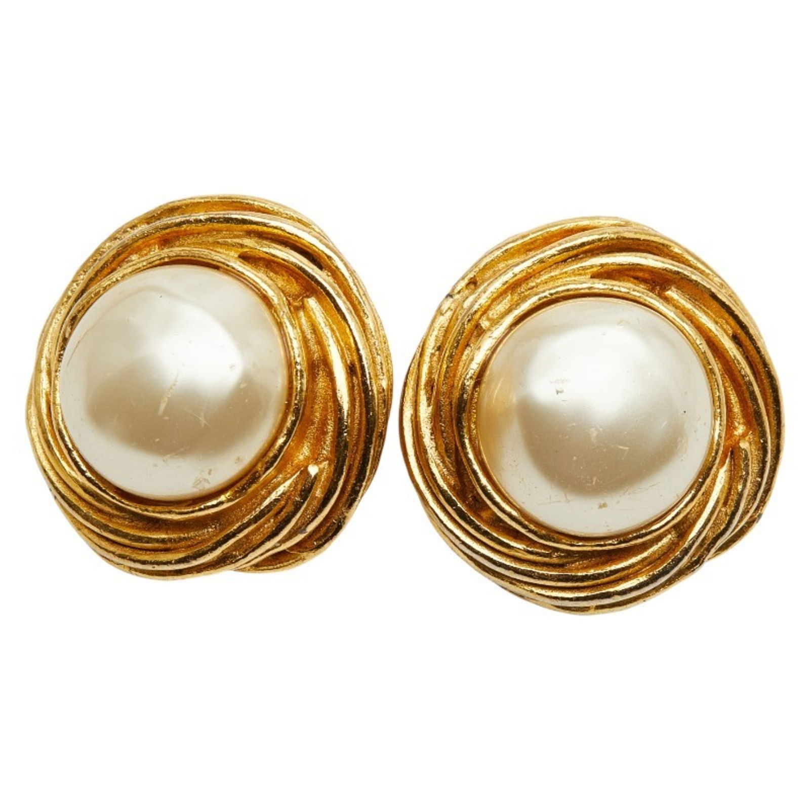 Earrings Chanel Clip: Earrings Chanel Clip Chanel clip earrings in gold, measuring 24.80mm x 24.80mm, sold as used (good condition) with visible traces of usage, including scratches. Item Specifics: Brand: Chanel Type: Cli