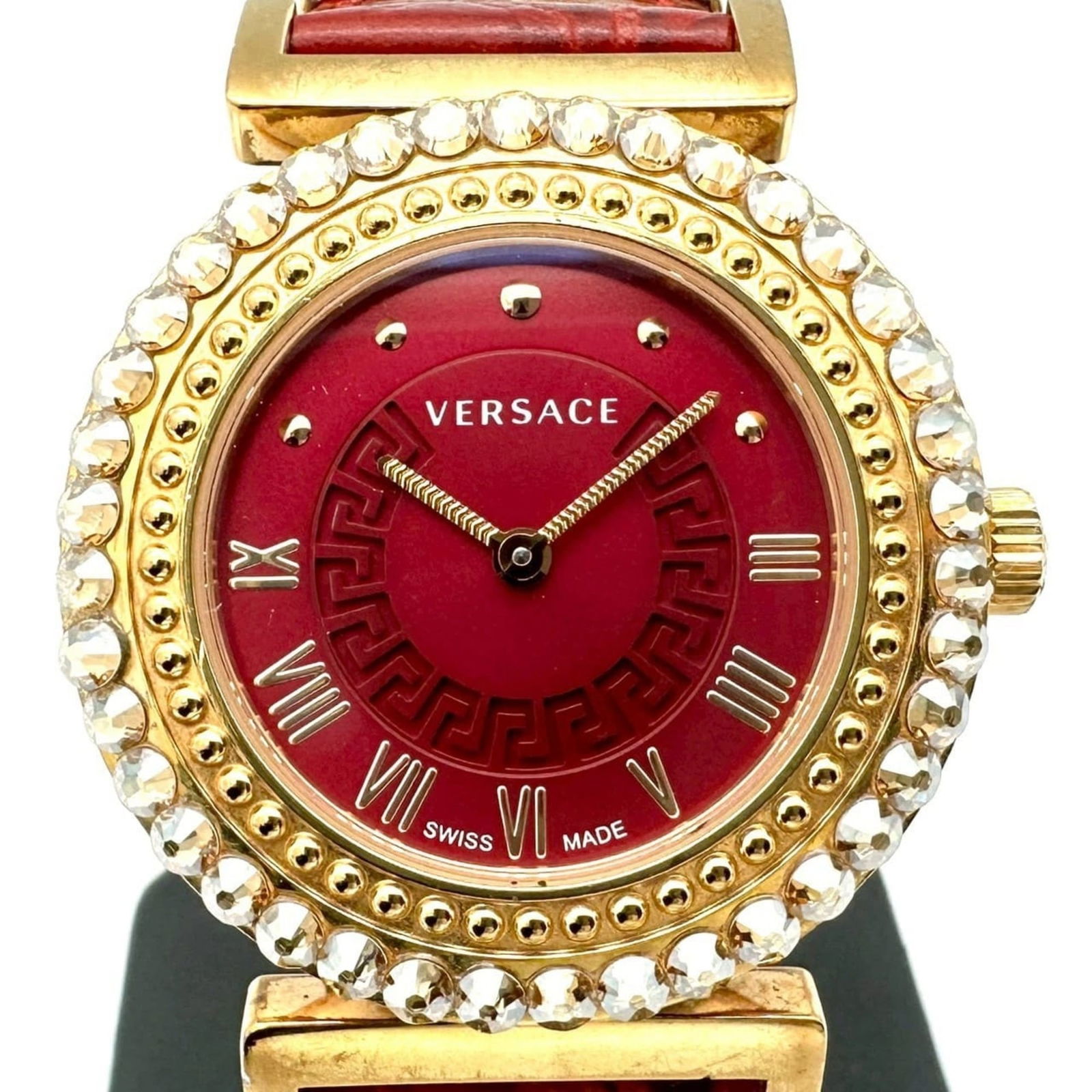 Wristwatch Versace: Wristwatch Versace Versace wristwatch designed for both men and women, featuring an analog display with a stainless steel case and leather band, sporting a red dial and measuring 35mm in diameter. Ite