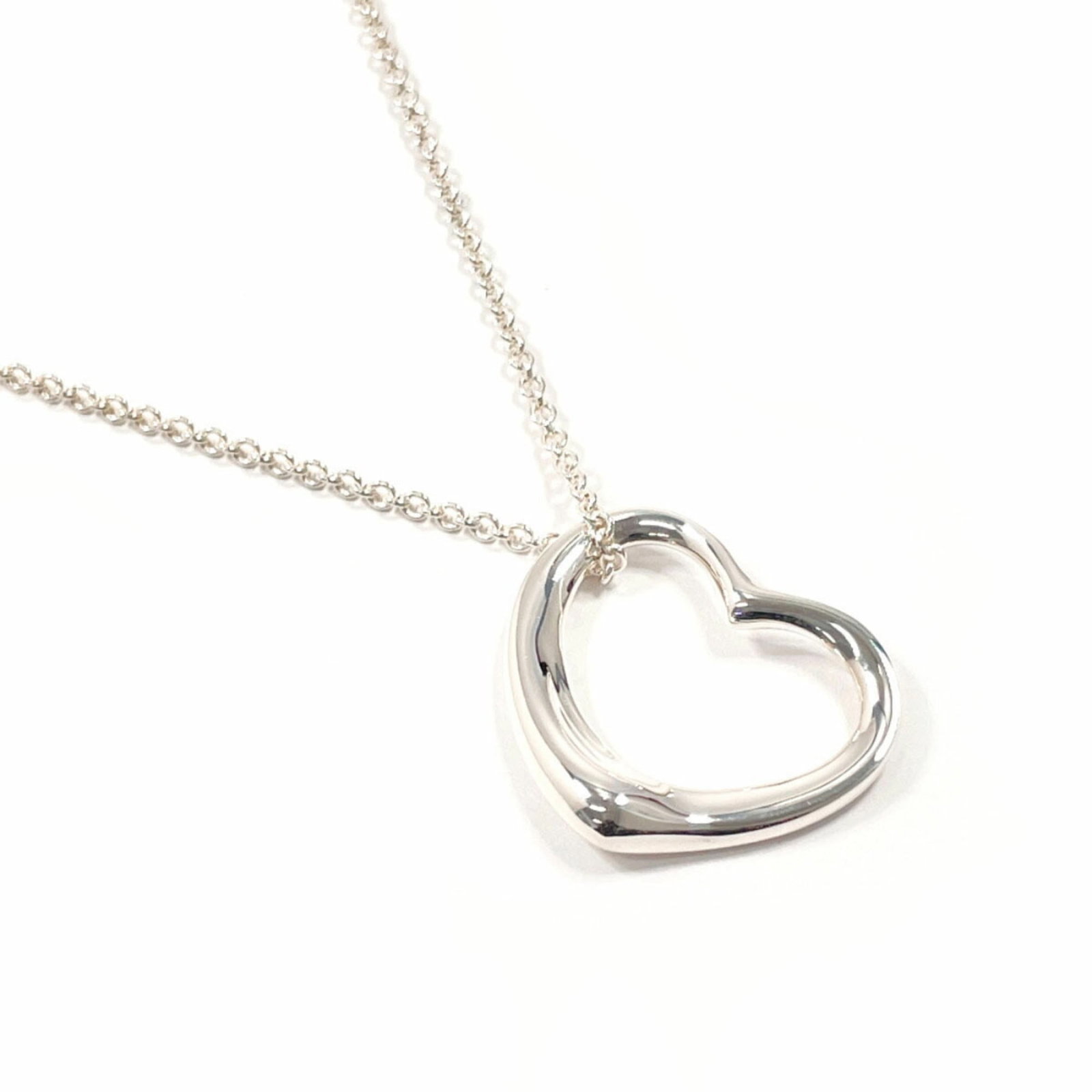 Tiffany & Co. Elsa Peretti Heart Necklace Silver 925 Women's: Tiffany & Co. Elsa Peretti Heart Necklace Silver 925 Women's Tiffany & Co. Elsa Peretti heart necklace in Silver 925 designed for women, featuring a neck circumference of 41 cm and a pendant size of 1