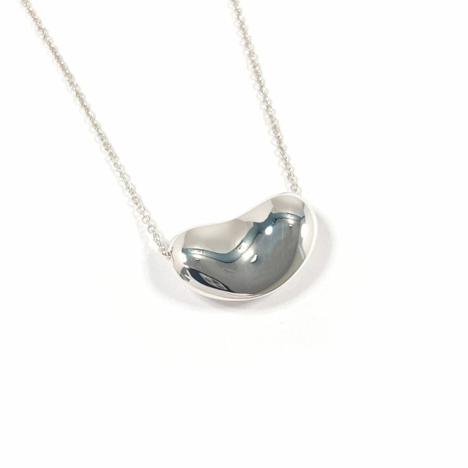 Tiffany & Co. Elsa Peretti Bean Necklace Silver 925 Women's: Tiffany & Co. Elsa Peretti Bean Necklace Silver 925 Women's Tiffany & Co. Elsa Peretti Bean necklace made of silver 925 for women, featuring a neck circumference of 41 cm and in very good used conditi