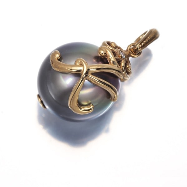 QVC Pendant 10.3mm South Sea Pearl Diamond 0.05ct Initial K 18K YG: QVC Pendant 10.3mm South Sea Pearl Diamond 0.05ct Initial K 18K YG QVC pendant featuring a 10.3mm South Sea pearl set in 18K yellow gold, with unknown main stone creation and made in Japan. Item