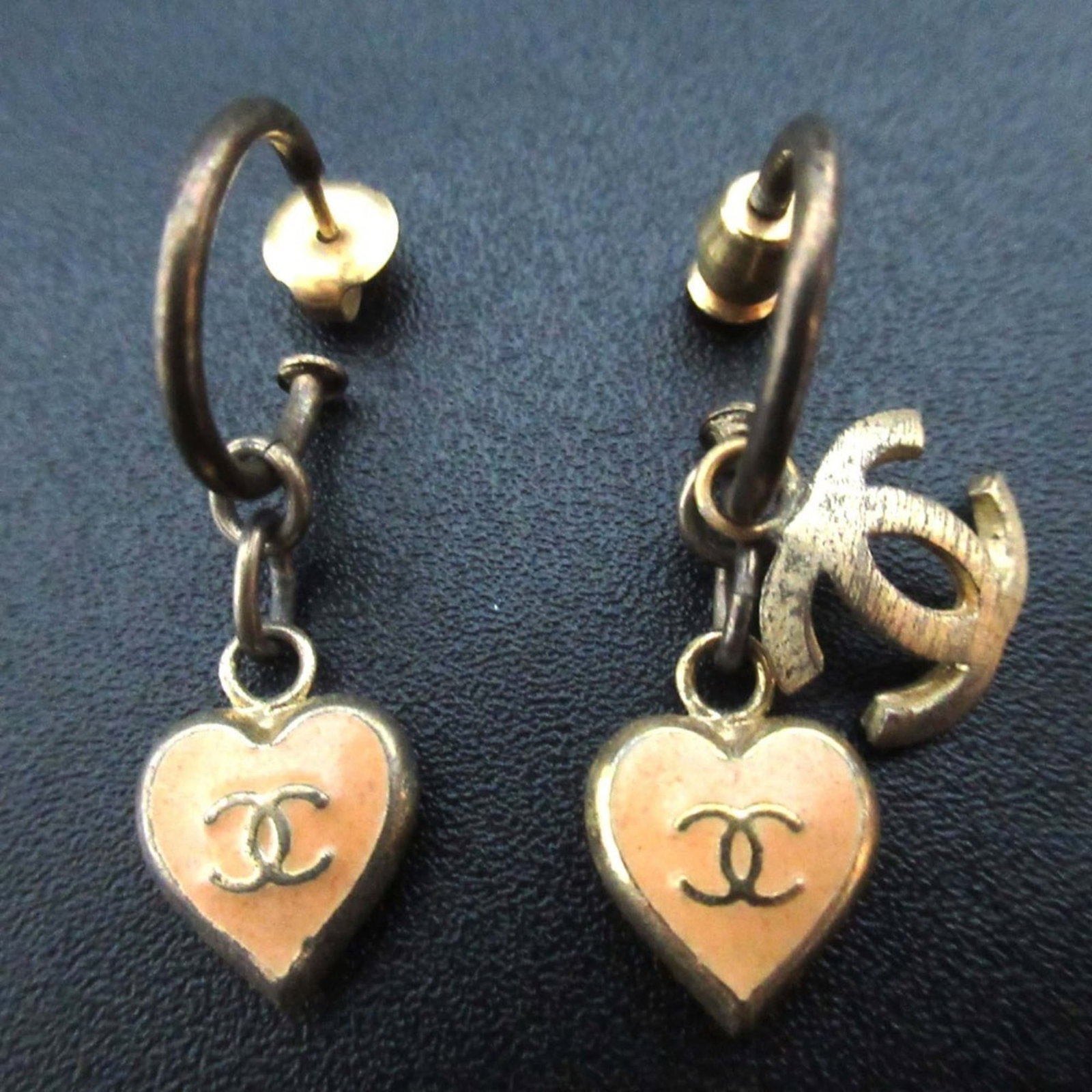 Chanel Earrings Stud: Chanel Earrings Stud Chanel stud earrings in beige and gold, used with good condition showing traces of usage, scratches, and dirt. Item Specifics: Brand: Chanel Type: Stud Earrings Gender: Women Colo