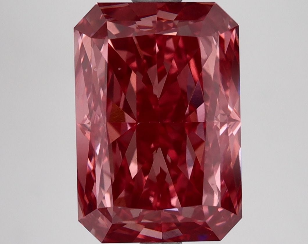 Loose Lab Diamond 4.56ct Fancy Vivid Pink VS2 - IGI Radiant: Loose Lab Diamond 4.56ct Fancy Vivid Pink VS2 - IGI Radiant This 4.56ct Loose Lab Diamond features a Fancy Vivid Pink color and VS2 clarity, with excellent polish and symmetry, certified by IGI. 