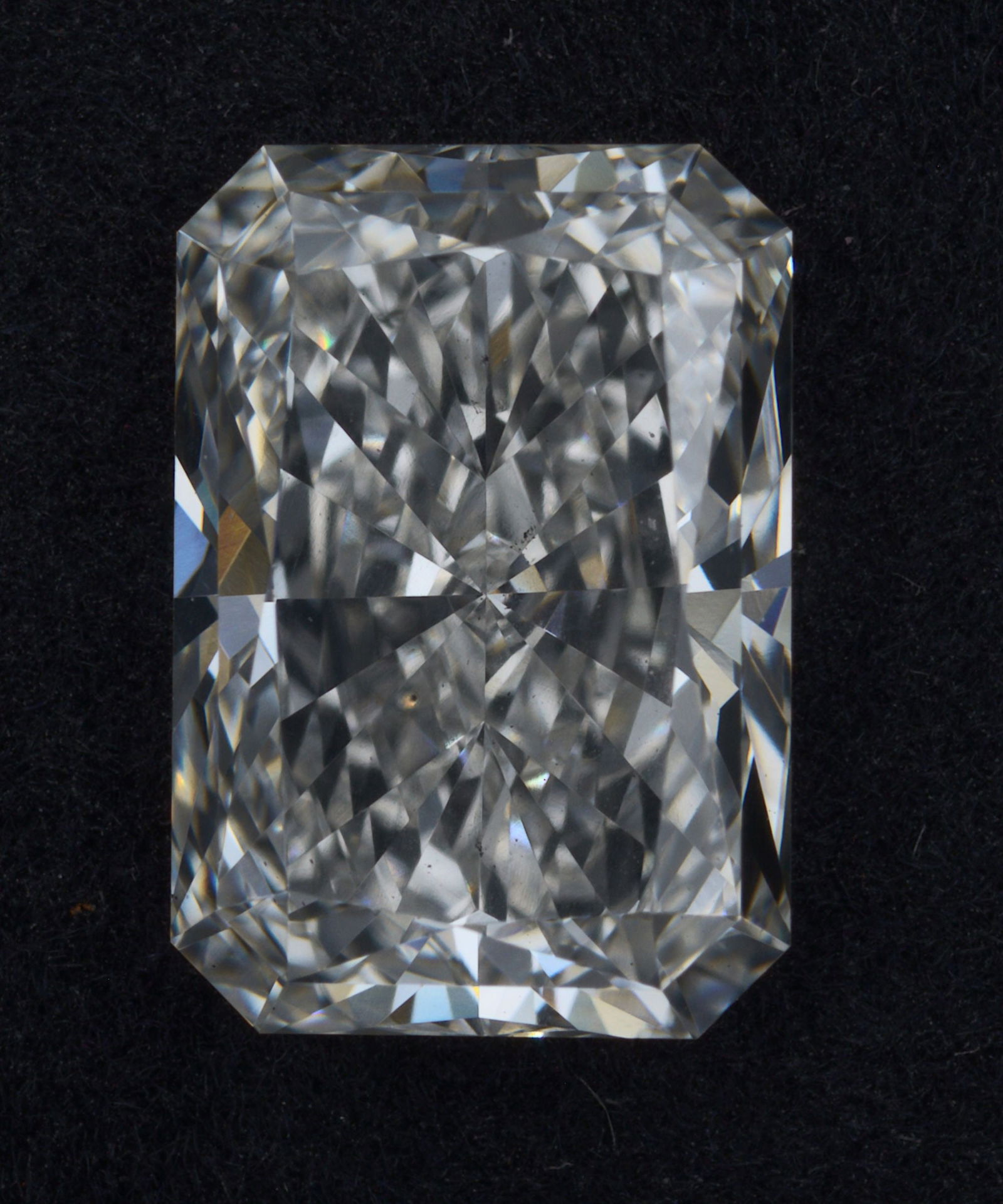Loose Lab Diamond IGI Radiant 2.1ct H VS2: Loose Lab Diamond IGI Radiant 2.1ct H VS2 Loose lab-grown diamond weighing 2.1ct, IGI certified, in a radiant cut with H color and VS2 clarity. Measurements are 9.03L x 6.27W x 4.22H. Item