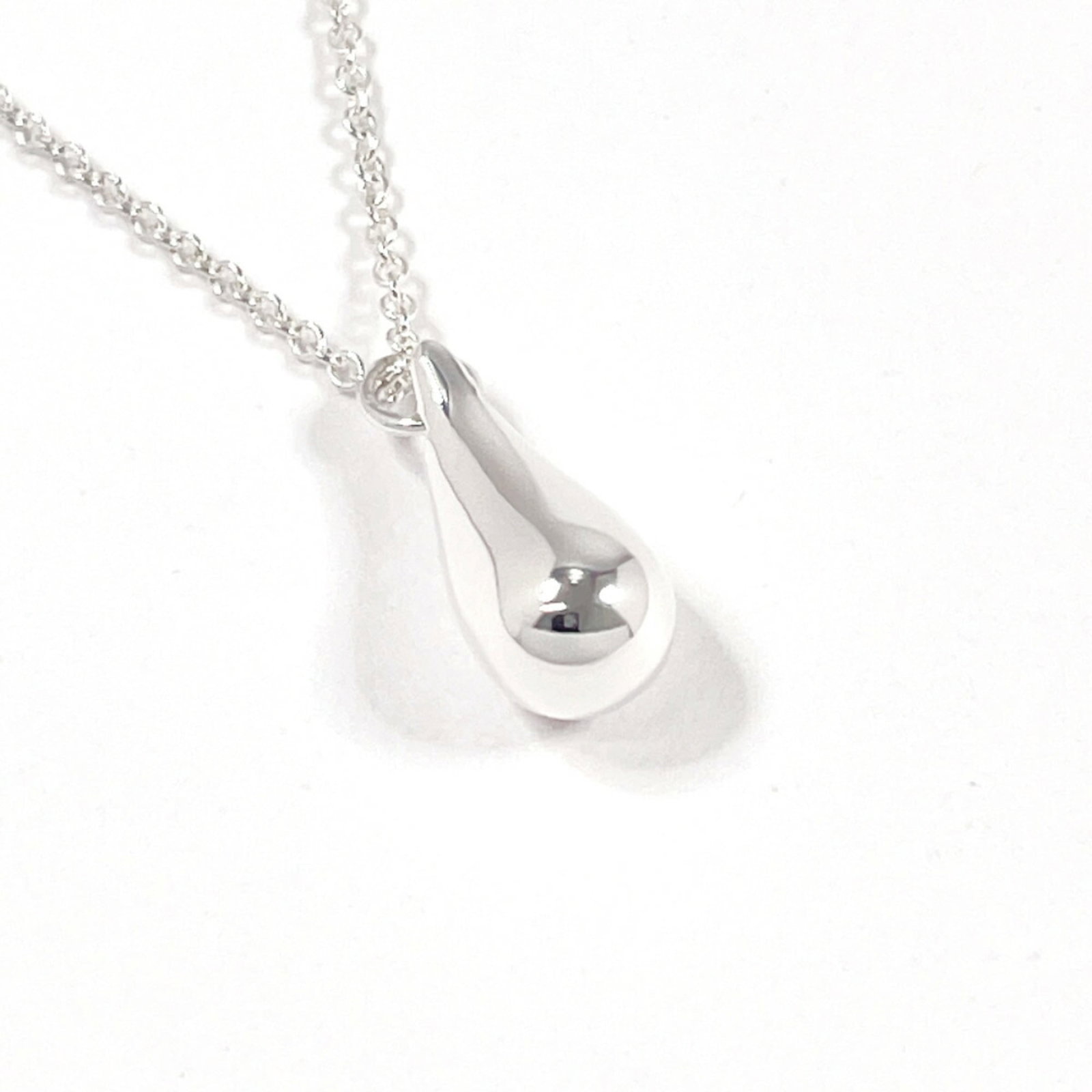 Tiffany & Co. Elsa Peretti Teardrop Necklace 925 Sterling Silver for Women: Tiffany & Co. Elsa Peretti Teardrop Necklace 925 Sterling Silver for Women Tiffany & Co. Elsa Peretti Teardrop Necklace made of 925 sterling silver, 41.8 cm neck circumference, in used (like new)