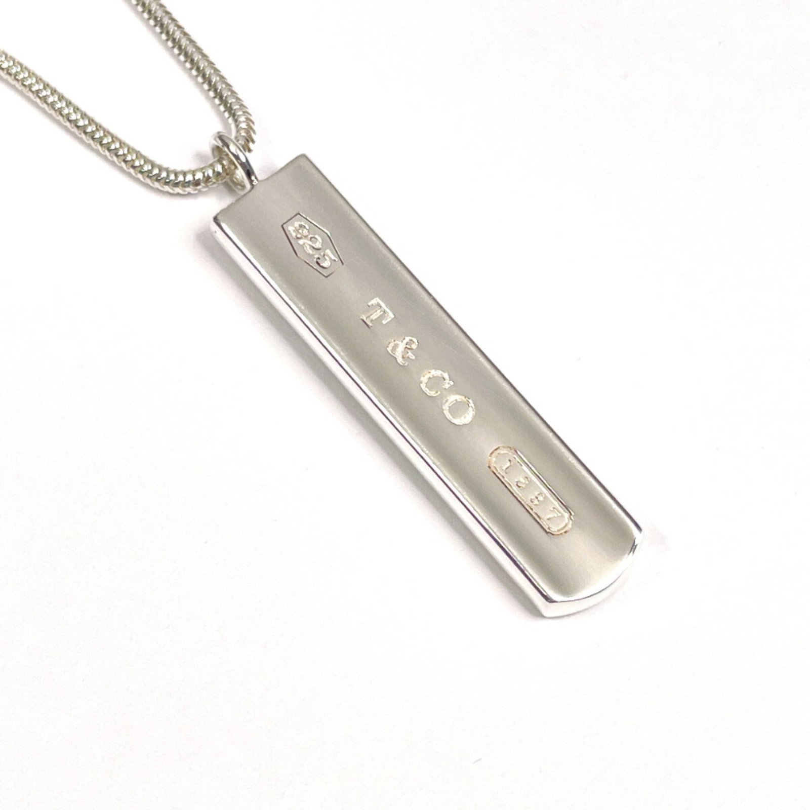 Tiffany & Co. 1837 Bar Pendant Necklace in Sterling Silver, Unisex: Tiffany & Co. 1837 Bar Pendant Necklace in Sterling Silver, Unisex Tiffany & Co. 1837 Bar Pendant Necklace in Sterling Silver, unisex, with a neck circumference of 46.5 cm (18.3'') and a pendant size