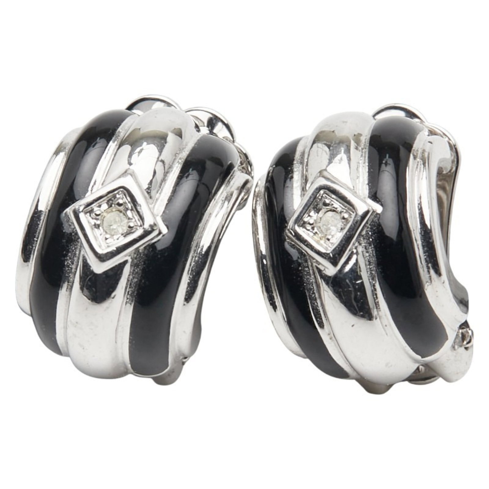 Metal Christian Dior Drop Earrings: Metal Christian Dior Drop Earrings Metal drop earrings by Christian Dior for women, in gold and silver, measuring 14.20mm x 10.10mm (0.56'' x 0.40''). Condition: Used (very good), with a few traces of