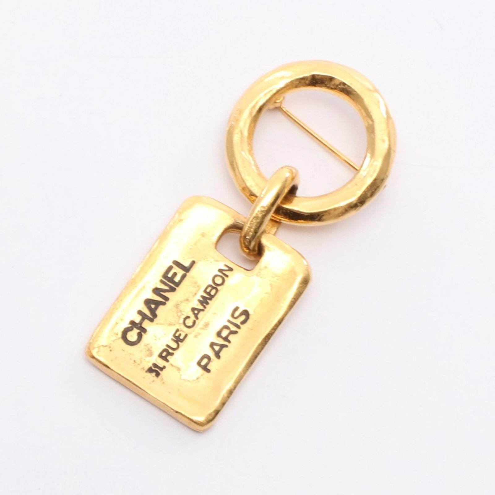 Plating Chanel Brooch Gold: Plating Chanel Brooch Gold This used Chanel brooch, made of gold plating, measures 6cm x 2.5cm and is in very good condition with minor traces of usage. Item Specifics: Brand: Chanel Type: Brooch Gend