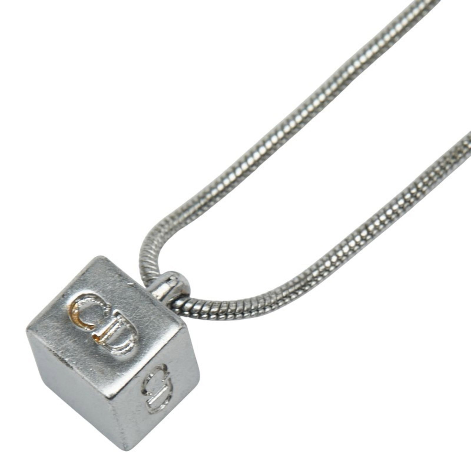 Christian Dior CD Logo Cube Necklace in Silver Metal for Women: Christian Dior CD Logo Cube Necklace in Silver Metal for Women This Christian Dior CD Logo Cube Necklace for women, made from silver metal with a neck circumference of 43 cm, is in used (good)