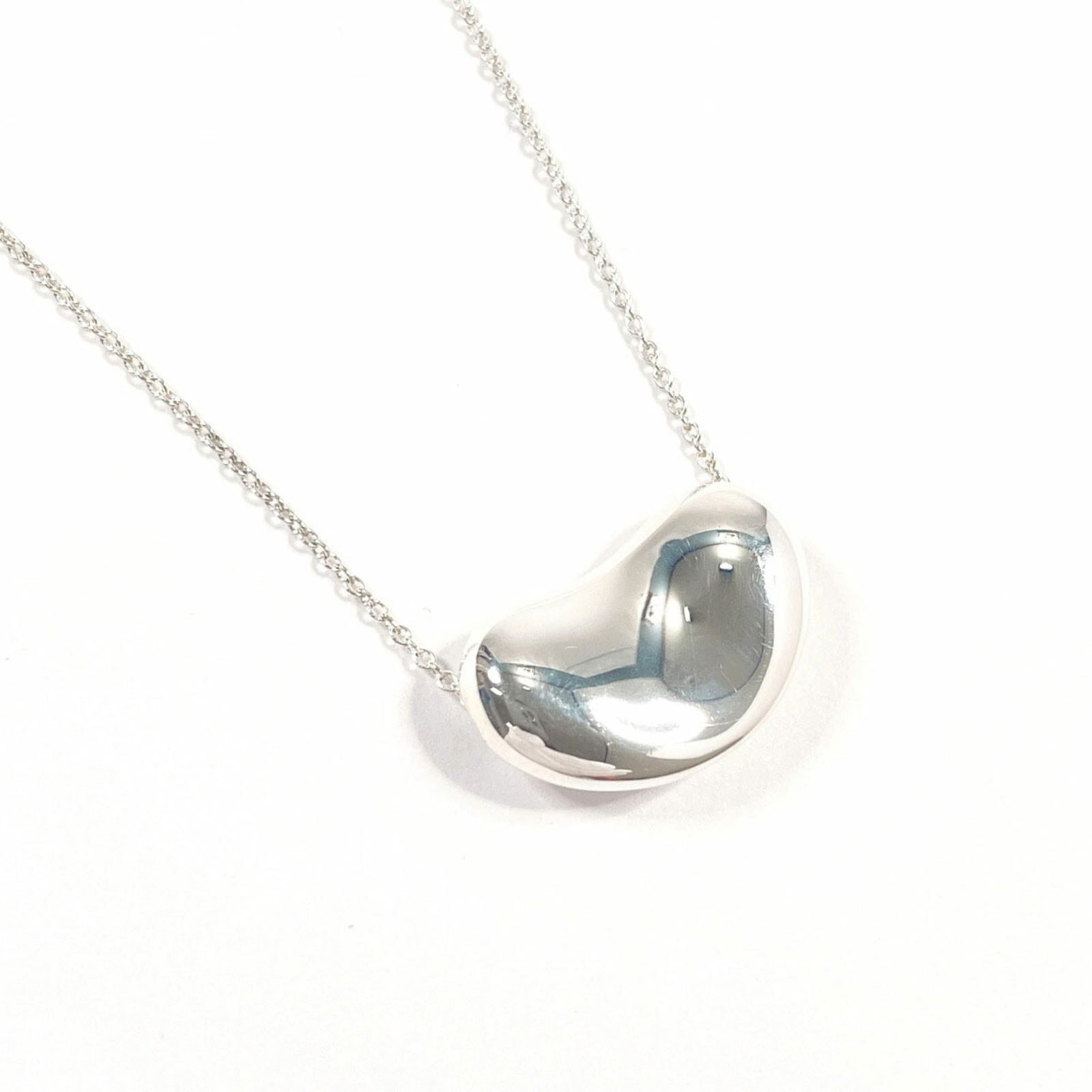 Tiffany & Co. Elsa Peretti Bean Necklace 925 Sterling Silver for Women: Tiffany & Co. Elsa Peretti Bean Necklace 925 Sterling Silver for Women Tiffany & Co. Elsa Peretti Bean Necklace made of 925 sterling silver for women, featuring a neck circumference of 41 cm and a pen