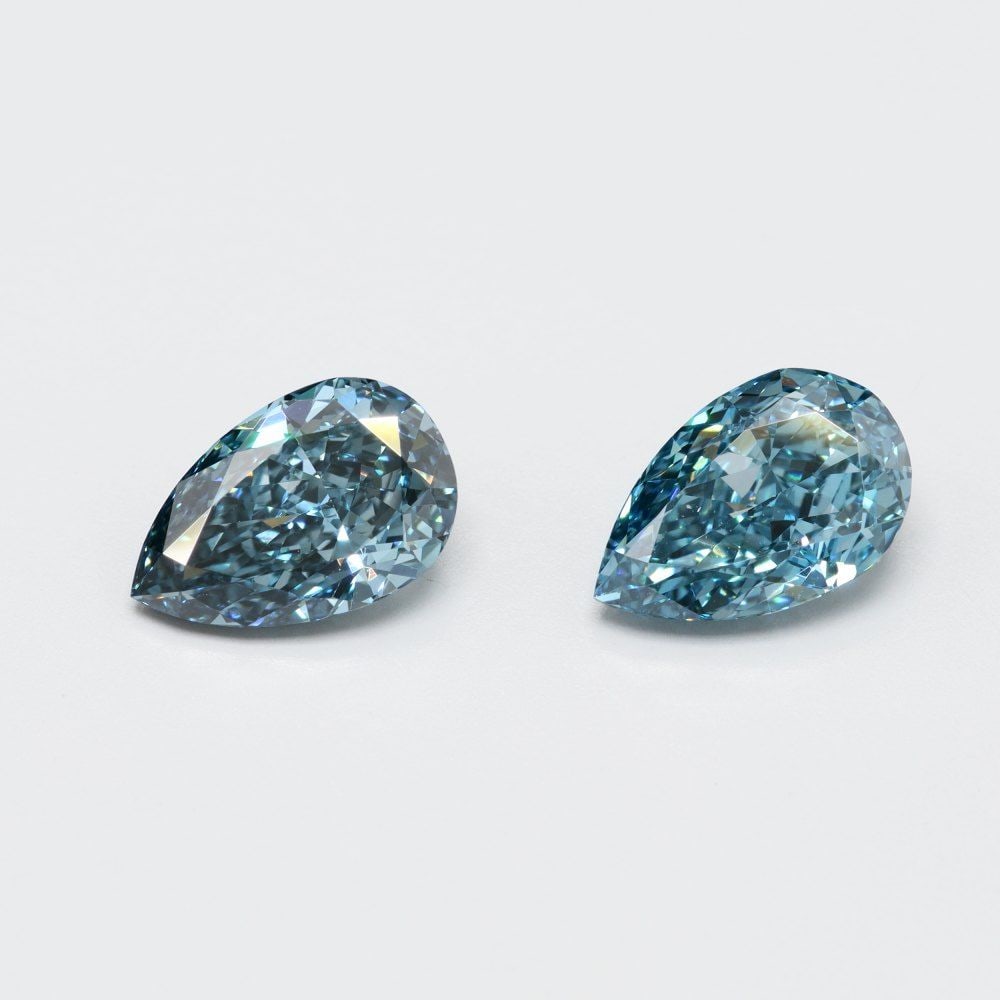 Loose Lab Diamond Pear 1.4ct Fancy Vivid Blue VS2: Loose Lab Diamond Pear 1.4ct Fancy Vivid Blue VS2 Loose lab-grown diamond pear, 1.4ct, with a Fancy Vivid Blue color and VS2 clarity. Not certified, measurements are 8.89L X 5.78W X 3.74H. Item