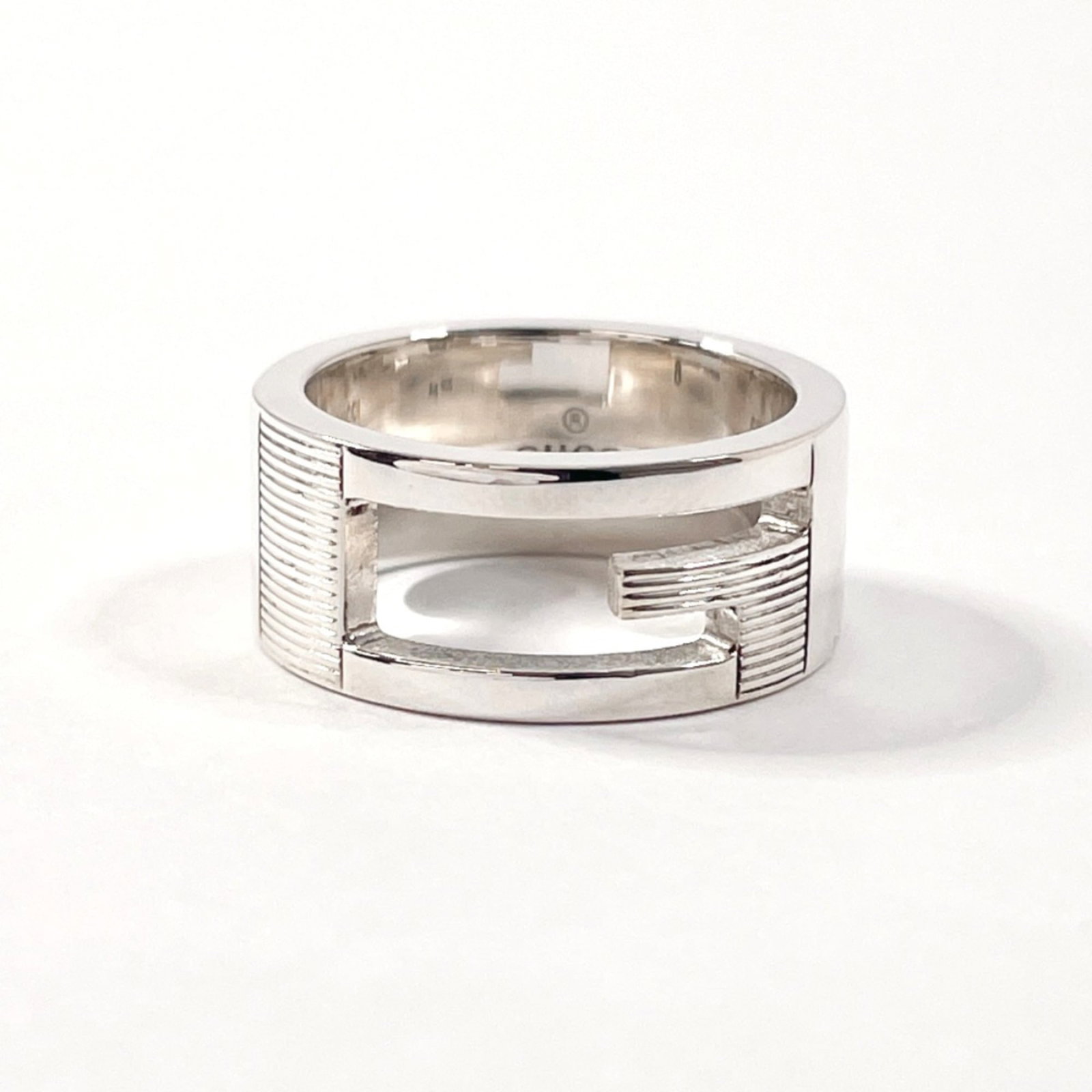 Silver 925 Gucci Band Ring: Silver 925 Gucci Band Ring This silver 925 band ring by Gucci is designed for women and is a US size 4, described as used but like new with minimal signs of wear. Item Specifics: Brand: Gucci Type: