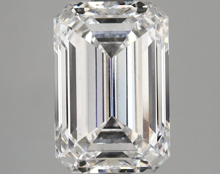 Loose Lab Diamond IGI Emerald 2.69ct E VS1: Loose Lab Diamond IGI Emerald 2.69ct E VS1 Chanel corsage for women made of enamel in black color, in like new condition with hardly any traces of usage. Item Specifics: Source: This Is A Real