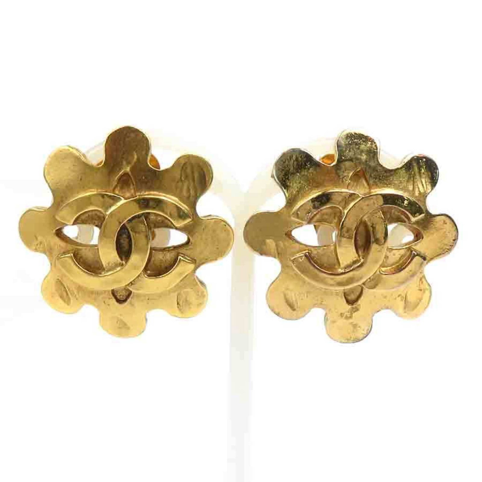 Chanel Metal Clip Earrings: Chanel Metal Clip Earrings Chanel metal clip earrings in gold color, measuring 30mm x 30mm, used in good condition with some scratches and traces of usage. Item Specifics: Brand: Chanel Type: Clip