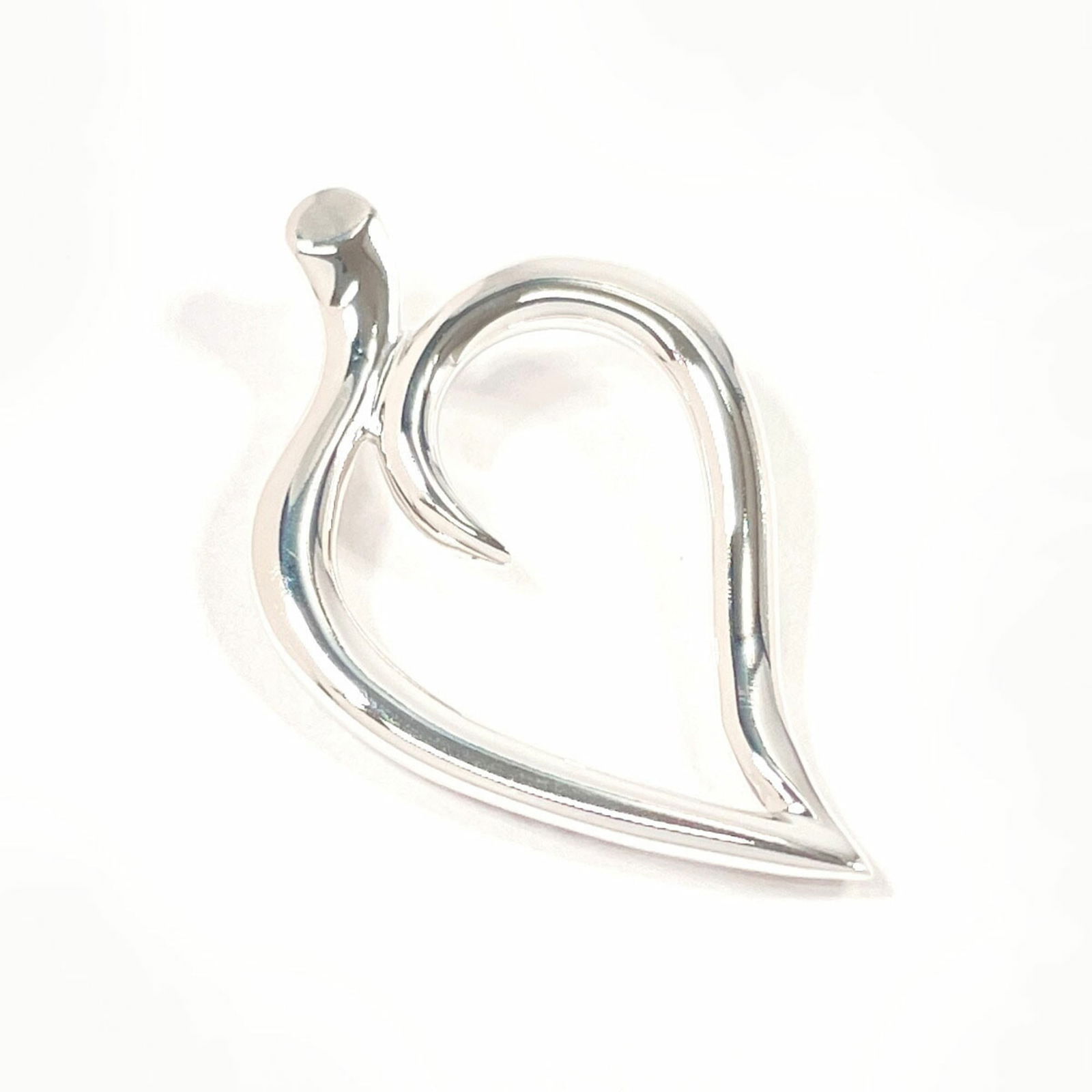 Tiffany & Co. Women's Leaf Pendant, 925 Sterling Silver: Tiffany & Co. Women's Leaf Pendant, 925 Sterling Silver Emerald loose lab diamond weighing 2.11ct, color G, clarity VS1, with excellent polish and very good symmetry, certified by GIA. Item Specifics: