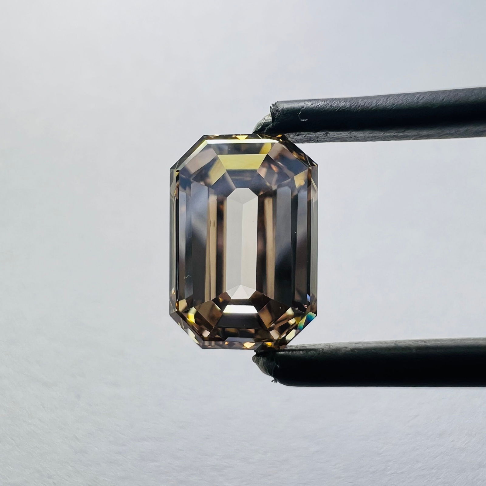 Loose Lab Diamond Emerald 2.41ct Champagne VS1: Loose Lab Diamond Emerald 2.41ct Champagne VS1 Loose lab-grown diamond weighing 2.41ct, color champagne, clarity VS1, with measurements of 5.98 x 8.67 x 4.16mm. No certification available. Item