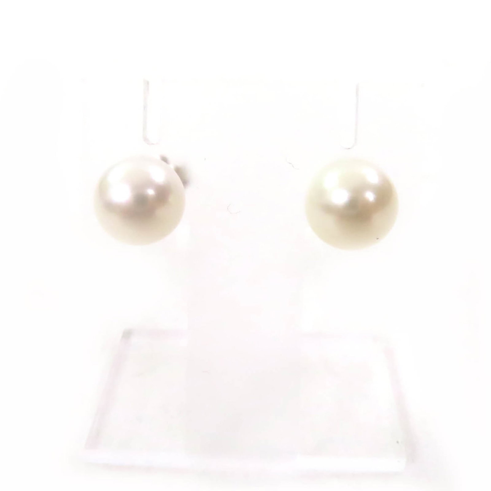 Silver 925 Tiffany Stud Earrings: Silver 925 Tiffany Stud Earrings Silver 925 Tiffany Stud Earrings for women feature silver 925 and pearl stones, measuring 9.00mm x 9.00mm, and are in like-new used condition. Item Specifics: Brand: T