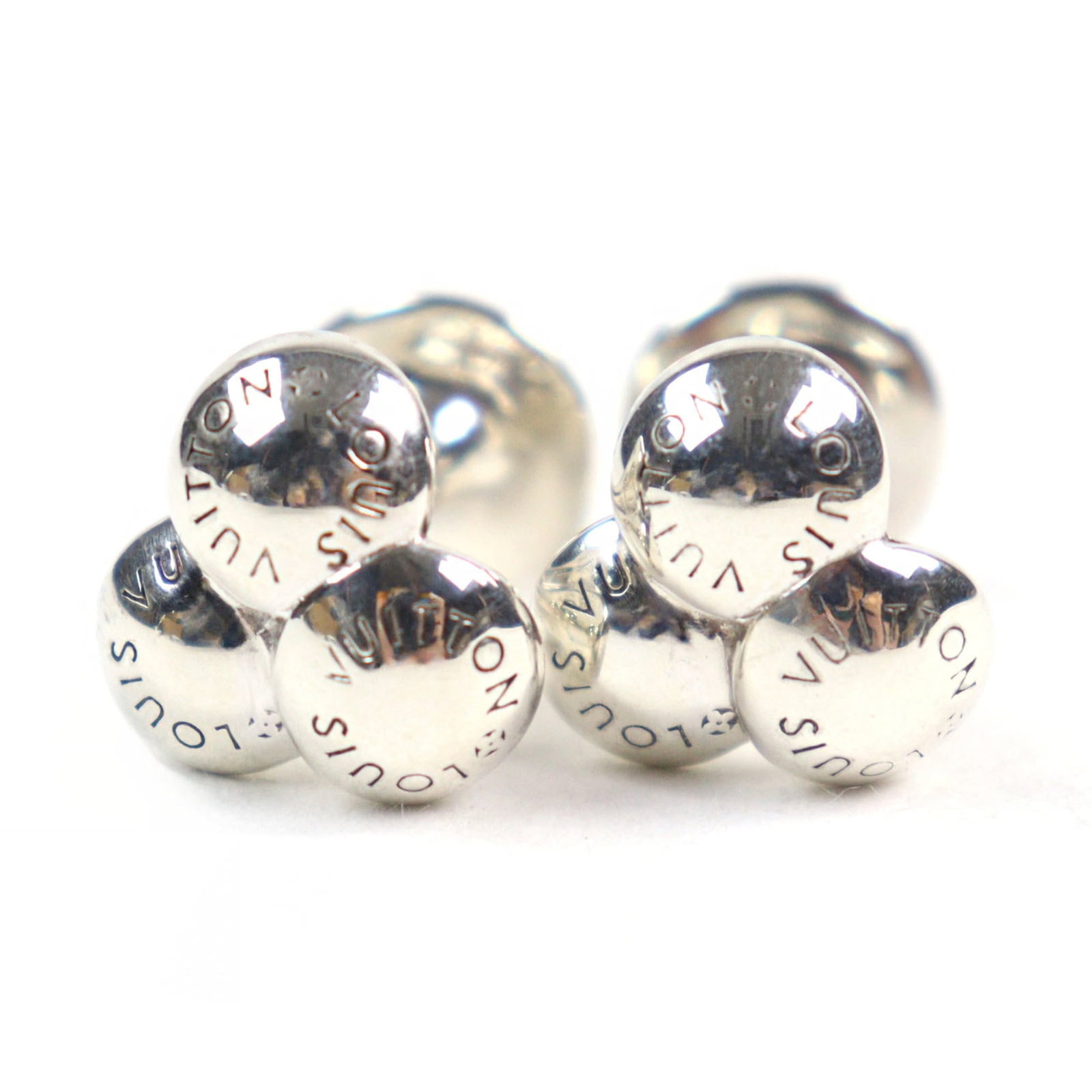 Silver 925 Louis Vuitton Stud/ Button: Silver 925 Louis Vuitton Stud/ Button Louis Vuitton stud/button made of Silver925, measuring 18.00mm x 18.00mm. This used item is in very good condition with some minor traces of wear. Item