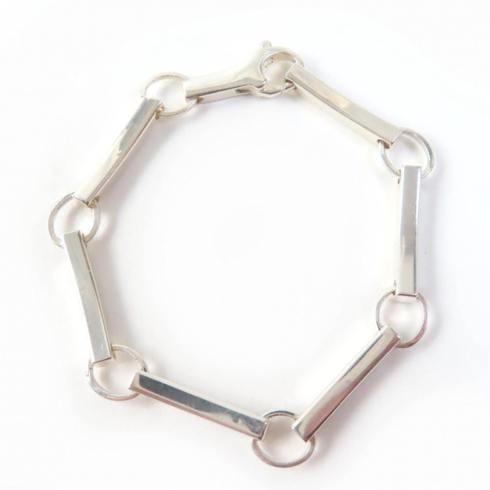 Bangle Gucci: Bangle Gucci Gucci bangle made of Silver925, 15cm in length and 6mm in width, weighing 9.1g. In good used condition with visible traces of usage. Item Specifics: Brand: Gucci Type: Bangle Gender: Wome