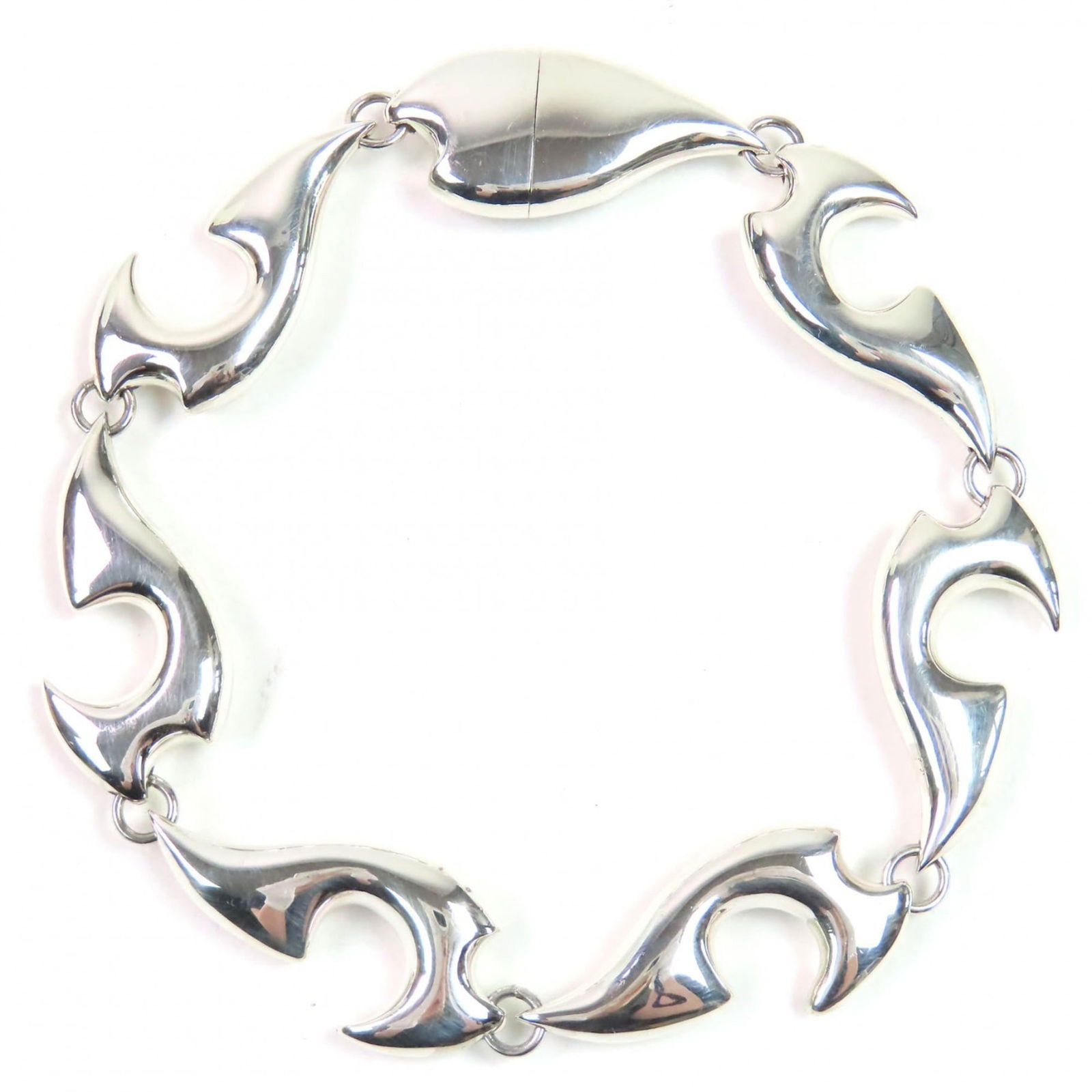 925 Bottega Veneta Charm Bracelet Silver: 925 Bottega Veneta Charm Bracelet Silver Bottega Veneta Charm Bracelet for men, made of Silver 925, with a total length of 20cm, 2cm width, and weighing 54g; condition is very good with minor traces