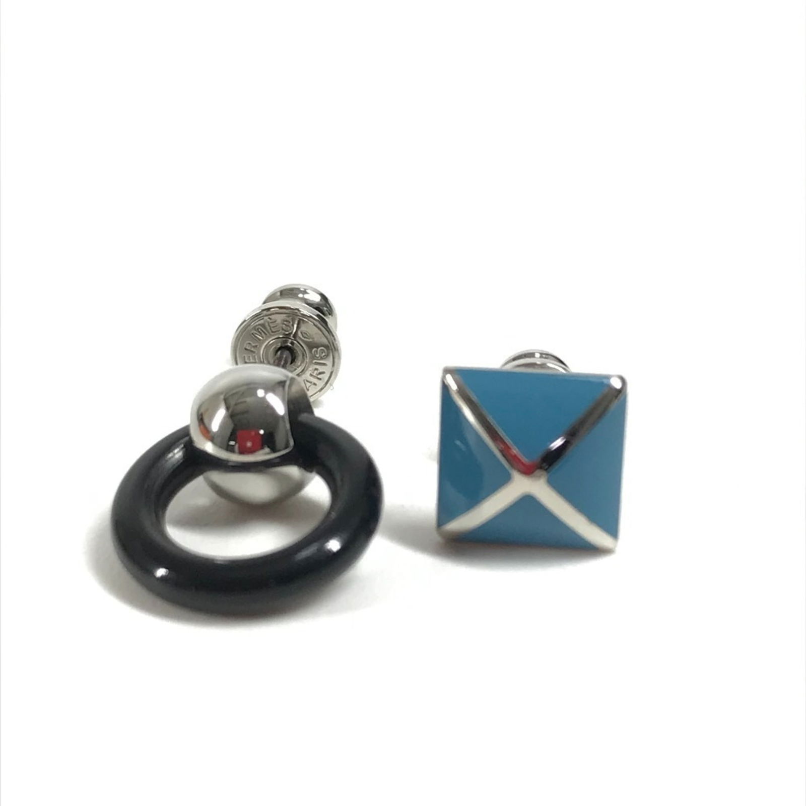 Hermes Metal Stud Earrings: Hermes Metal Stud Earrings This listing features Hermes Metal Stud Earrings. Item specifics are provided below. Item Specifics: Brand: Hermes Type: Stud Earrings Gender: Men,Women Material: Metal