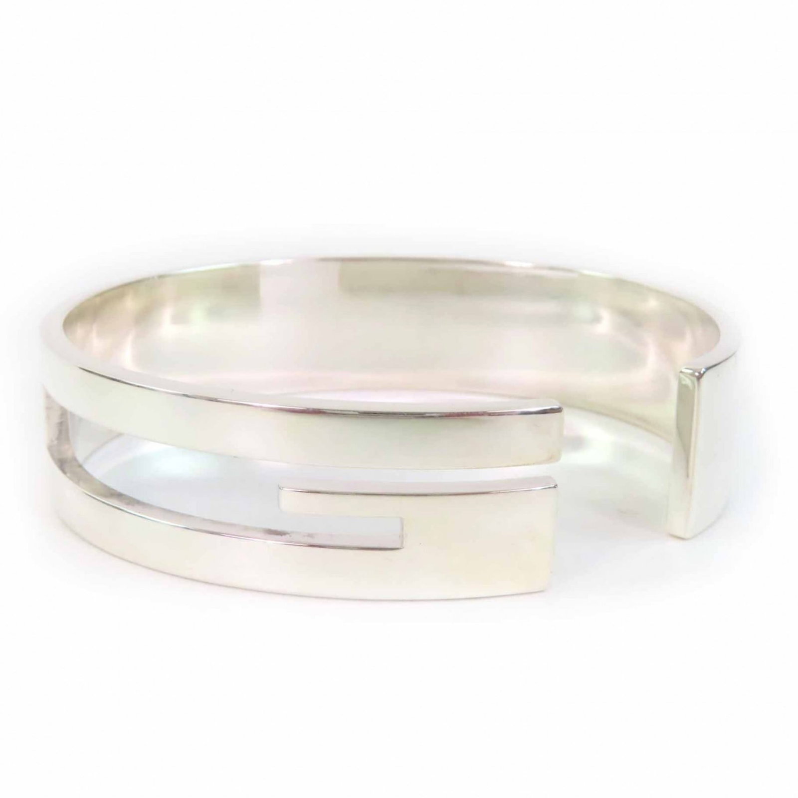 Bangle Gucci: Bangle Gucci This listing features Bangle Gucci. Item specifics are provided below. Item Specifics: Brand: Gucci Type: Bangle Gender: Women Metal: Silver Metal Purity: Silver925 Length: 18.5cm /