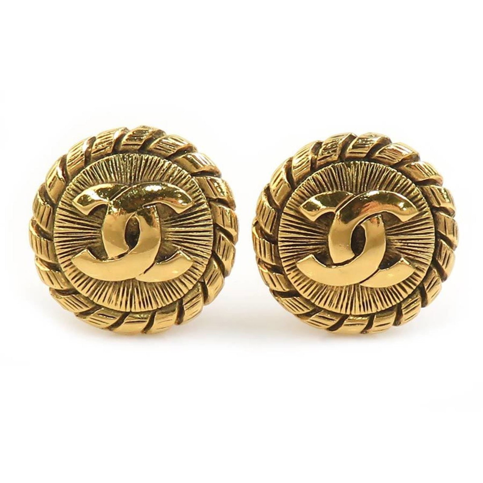 Chanel Metal Clip Earrings: Chanel Metal Clip Earrings Chanel metal clip earrings in gold, suitable for women, are in good used condition with some traces of usage. Item Specifics: Brand: Chanel Type: Clip Earrings Gender: