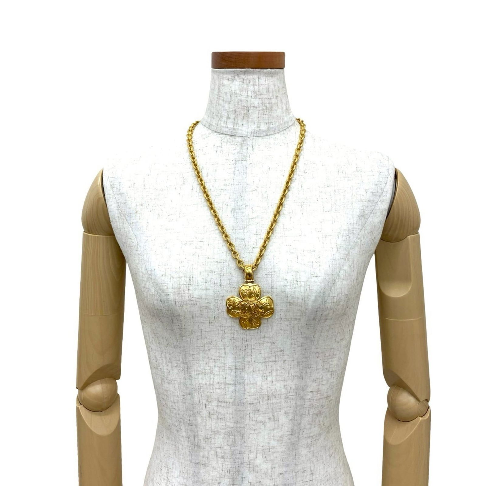 173-9 CHANEL Coco Mark Clover Motif Necklace Pendant Gold: 173-9 CHANEL Coco Mark Clover Motif Necklace Pendant Gold This listing features 173-9 CHANEL Coco Mark Clover Motif Necklace Pendant Gold. Item specifics are provided below. Item Specifics: Brand: Cha