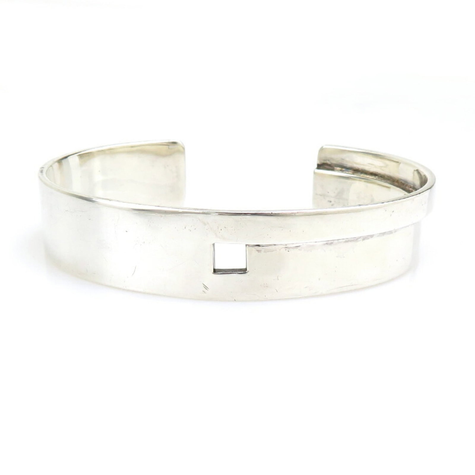 Gucci Silver 925 Bangle: Gucci Silver 925 Bangle This listing features Gucci Silver 925 Bangle. Item specifics are provided below. Item Specifics: Brand: Gucci Type: Bangle Gender: Women Material: Silver 925 Color: Silver