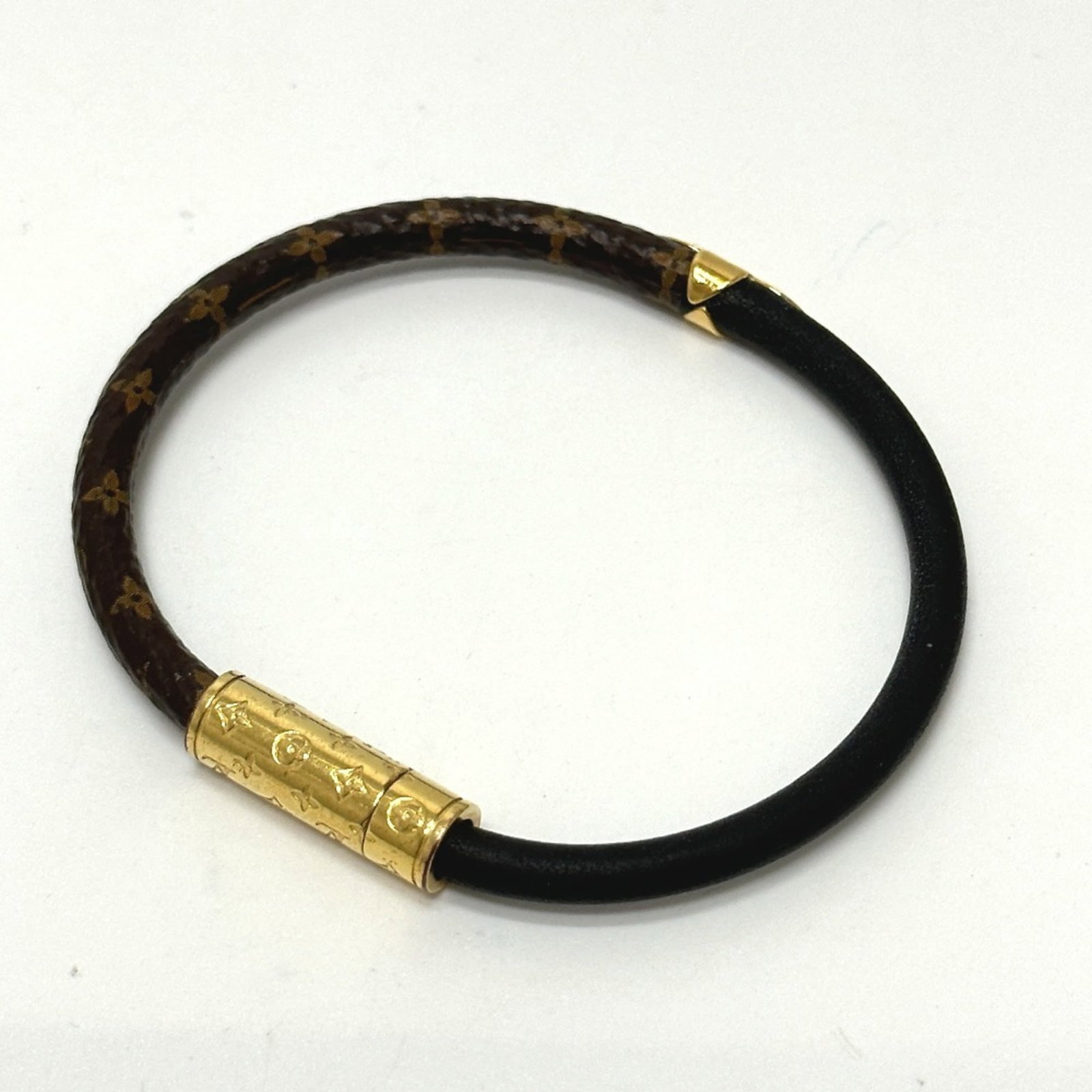 Monogram Bangle Louis Vuitton: Monogram Bangle Louis Vuitton This listing features Monogram Bangle Louis Vuitton. Item specifics are provided below. Item Specifics: Brand: Louis Vuitton Type: Bangle Gender: Women Material: Monogram