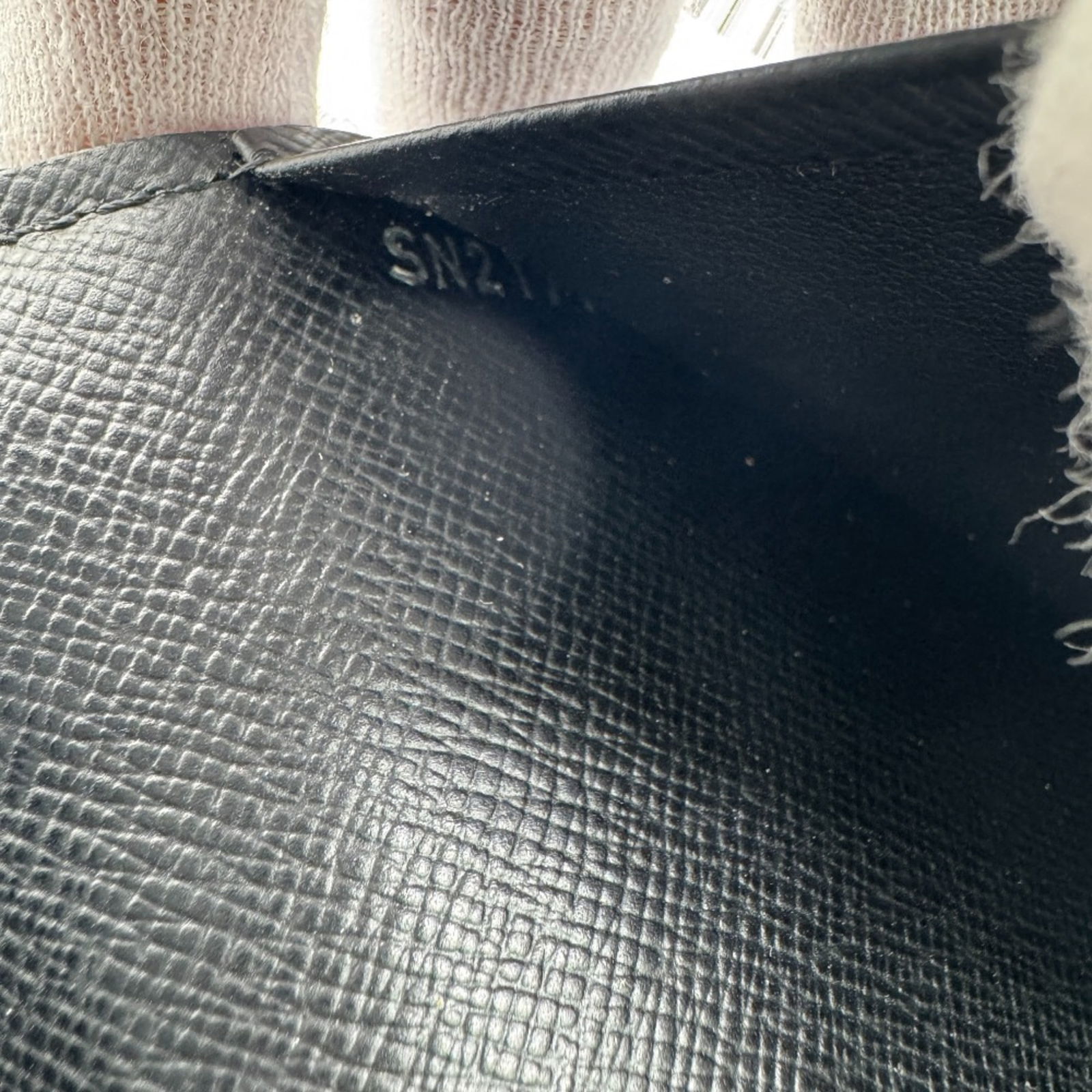 Leather Louis Vuitton Coin Purse/ Coin Case - 16